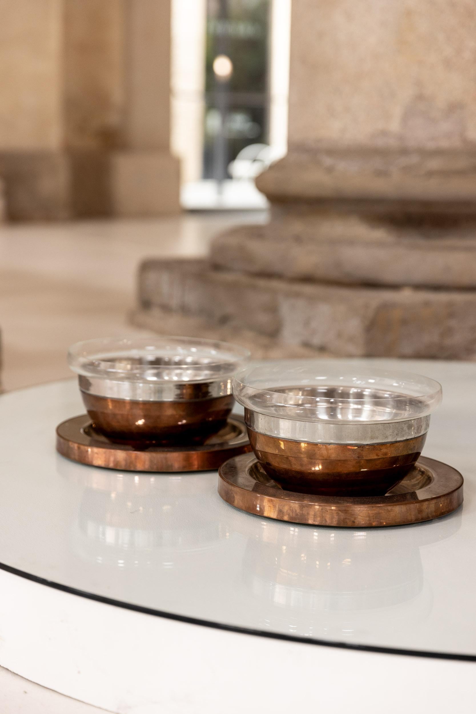 Pair of copper bowls by Gabriella Crespi
Rare pair of copper and brushed steel bowls with Barovier glass and their tray designed by Gabriella Crespi.

Recorded by Archivio Gabriella Crespi, Milan.
Signed.

Italy 1970s