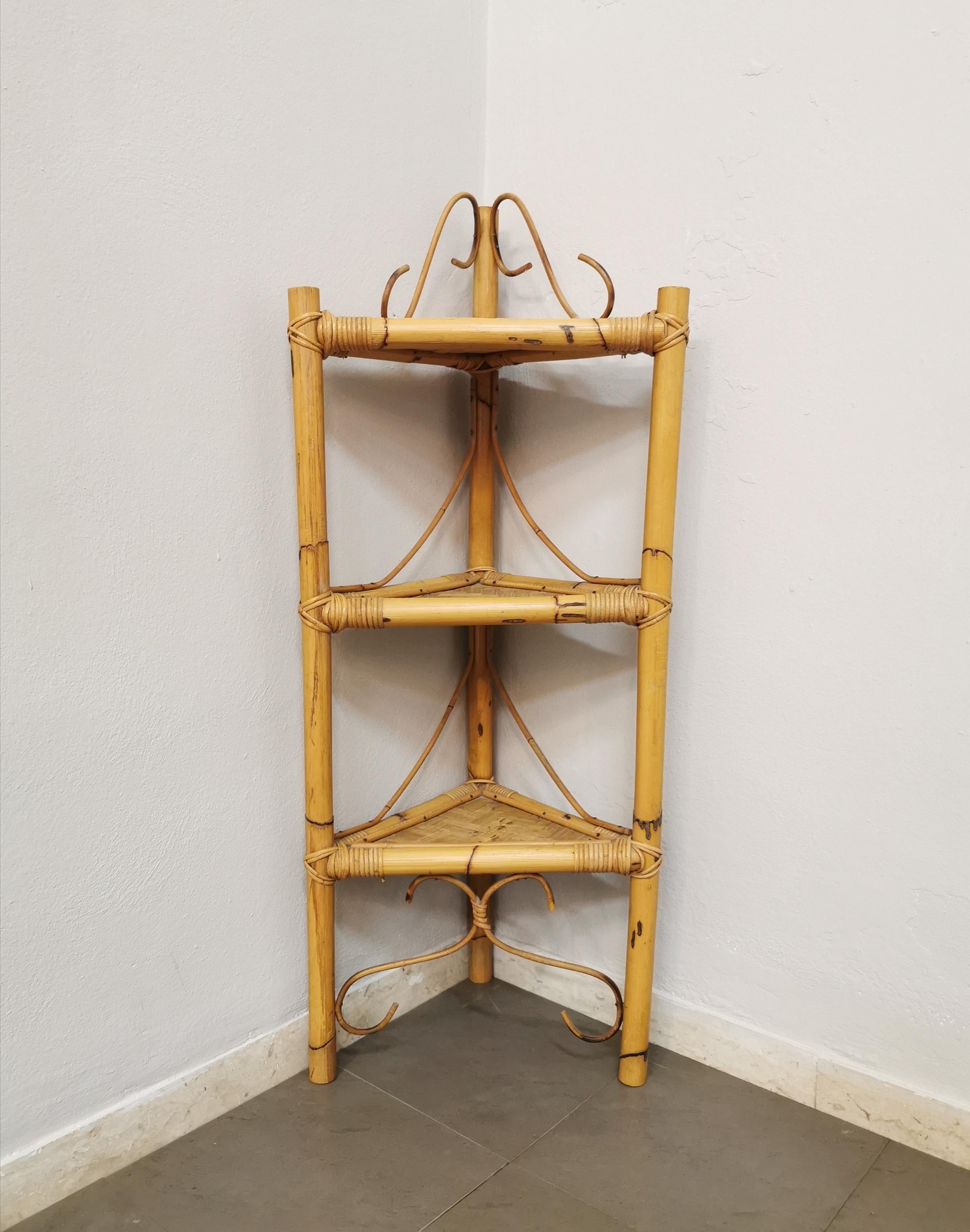 Tripod corner unit in bamboo and rattan with 3 triangular shelves. produced in Italy in the 1960s.



Note: We try to offer our customers an excellent service even in shipments all over the world, collaborating with one of the best shipping