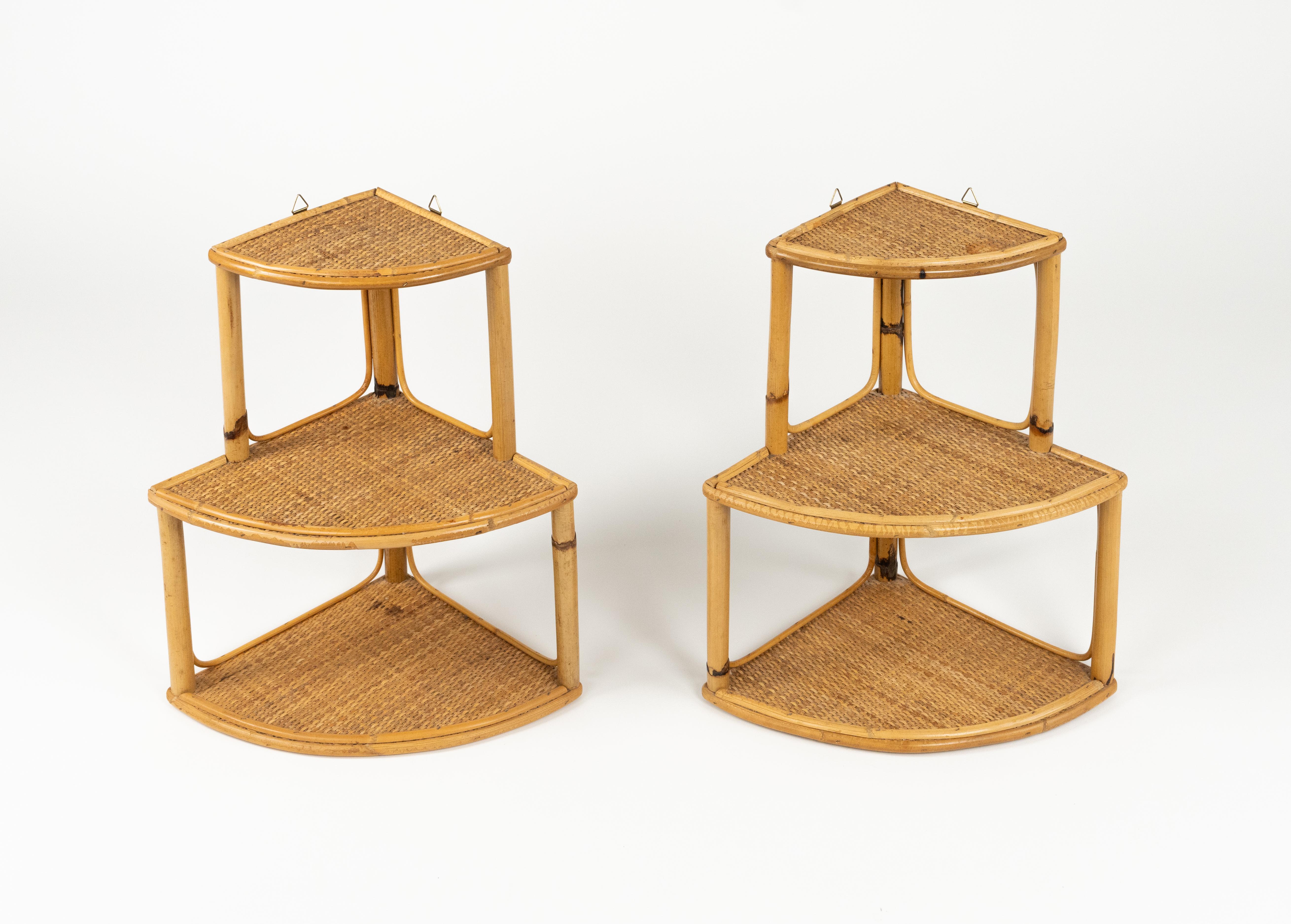 Midcentury schöne Paar Ecke Wandregal mit dreistufigen in Bambus, Rattan und Weide.

Hergestellt in Italien in den 1960er Jahren.