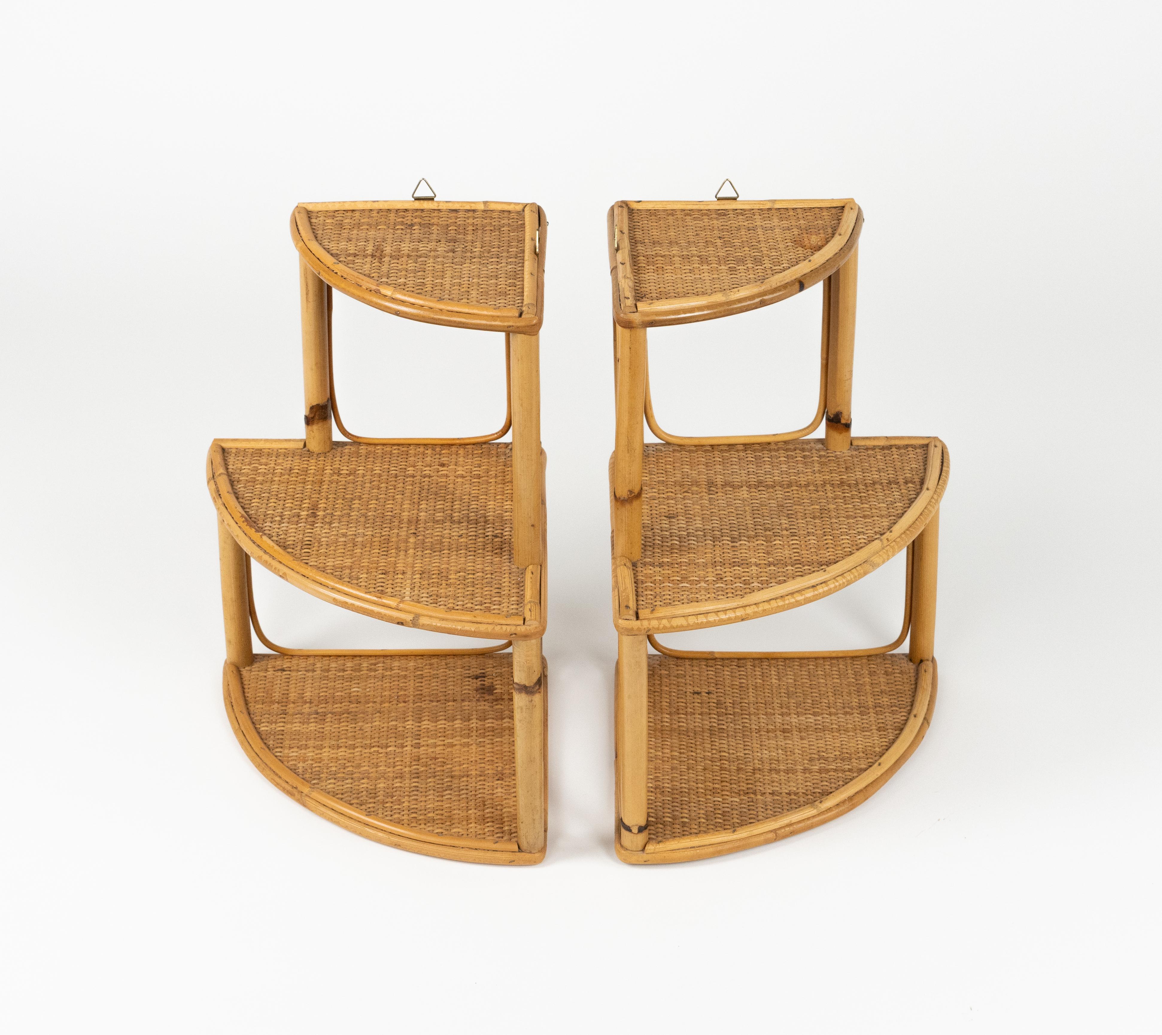 Eckregal aus Bambus, Rattan und Korbweide aus der Mitte des Jahrhunderts, Italien 1960er Jahre, Paar (Moderne der Mitte des Jahrhunderts)