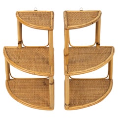 Coppia angolare di mensole da parete in bambù, rattan e vimini, Italia 1960s