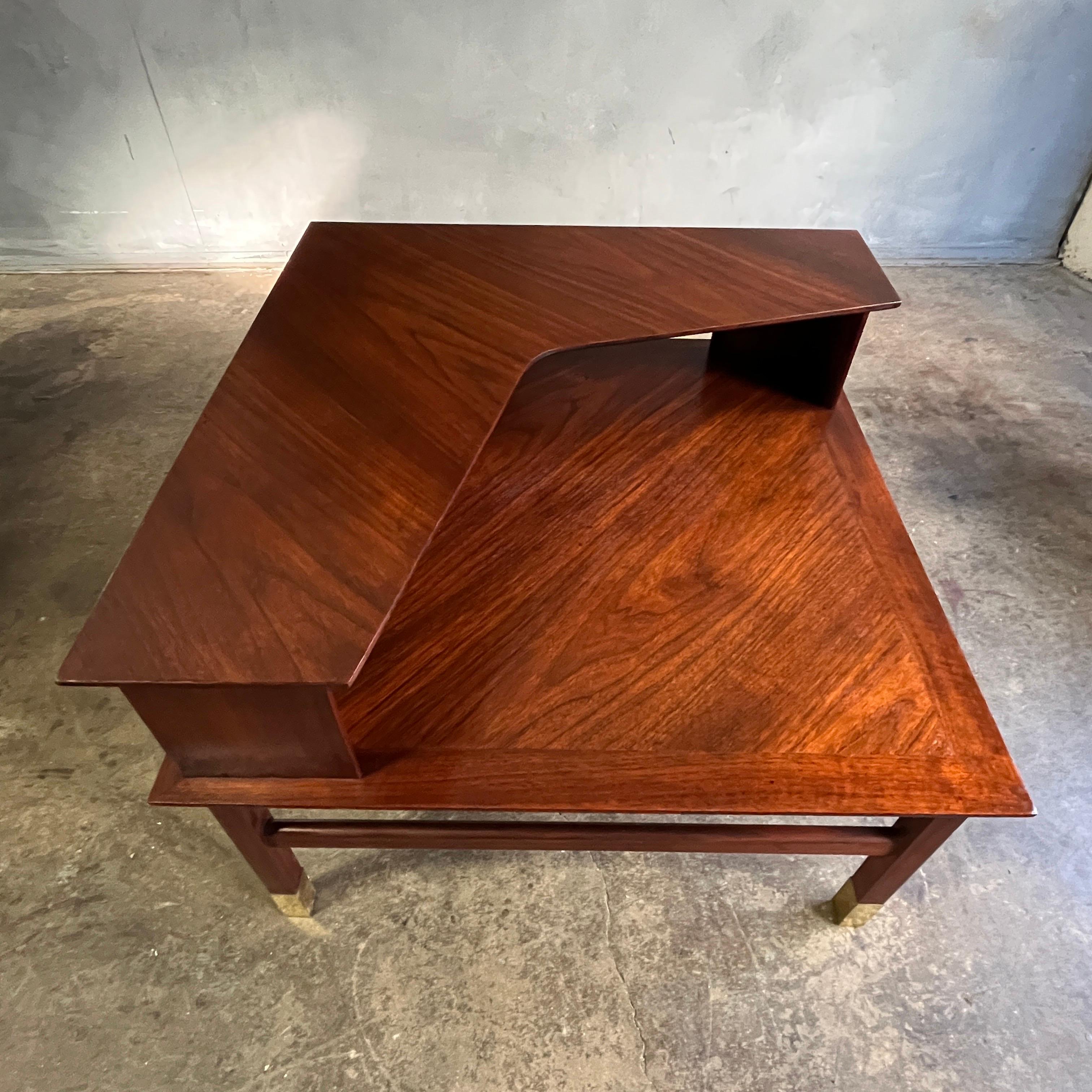 Midcentury Corner Two Tier Table by Founders In Good Condition In BROOKLYN, NY