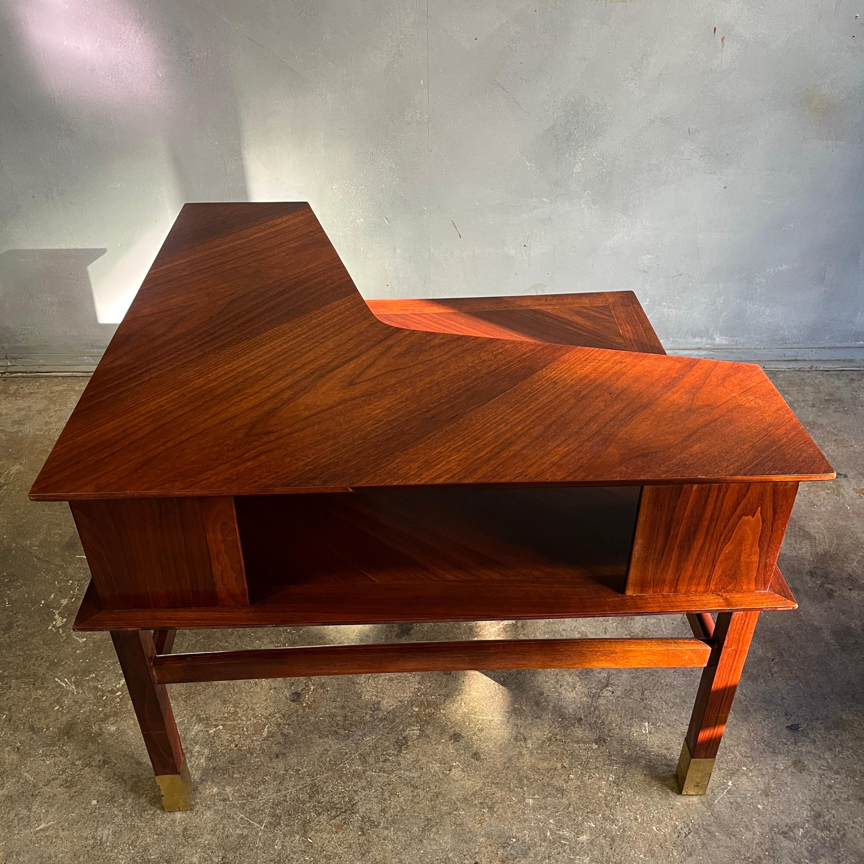 Midcentury Corner Two Tier Table by Founders In Good Condition In BROOKLYN, NY