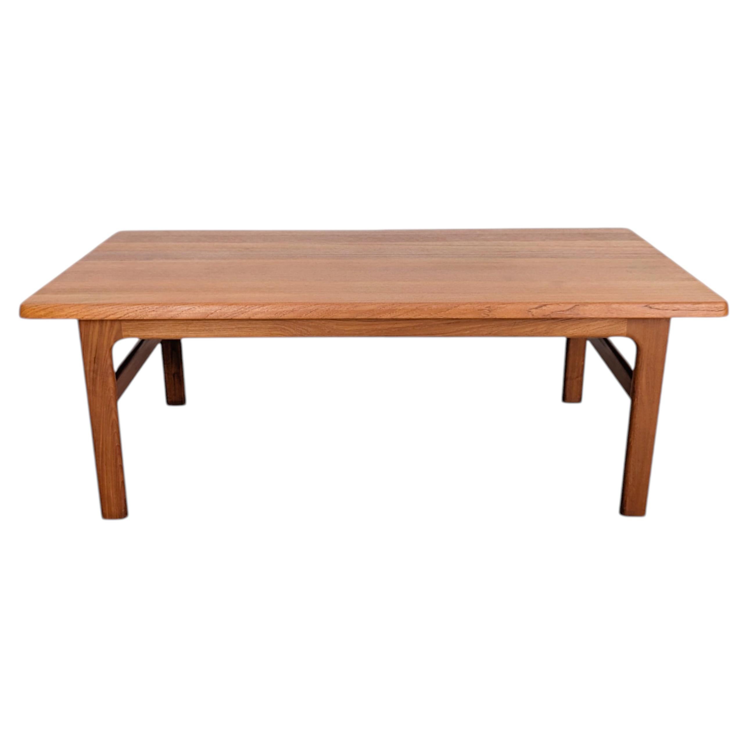 Table basse vintage de style « mid-century » signée Niels Bach, en teck en vente