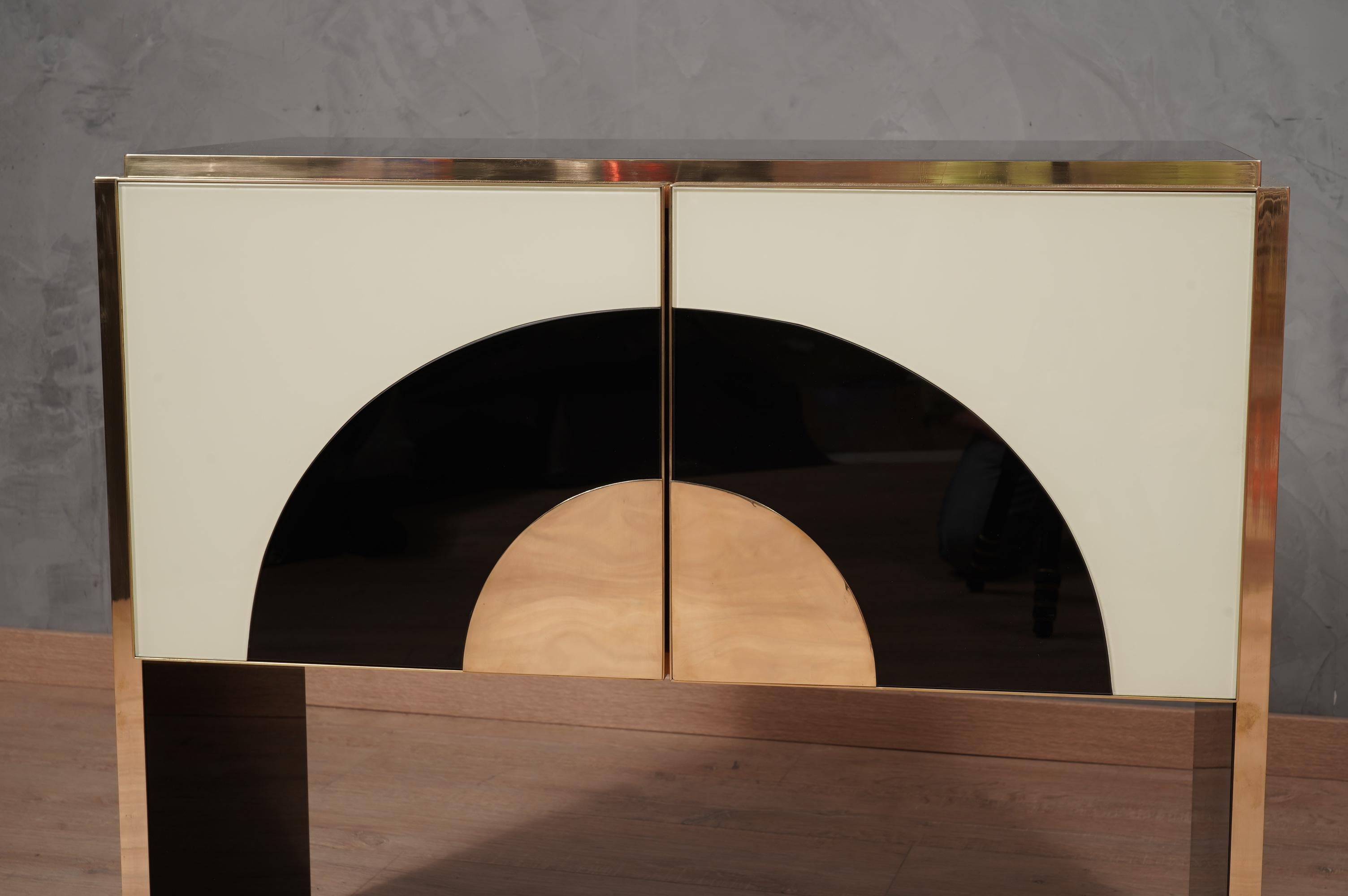 Von der Jahrhundertmitte inspiriertes italienisches Sideboard in Creme und schwarzem Glas mit Messing, 2000 im Angebot 4