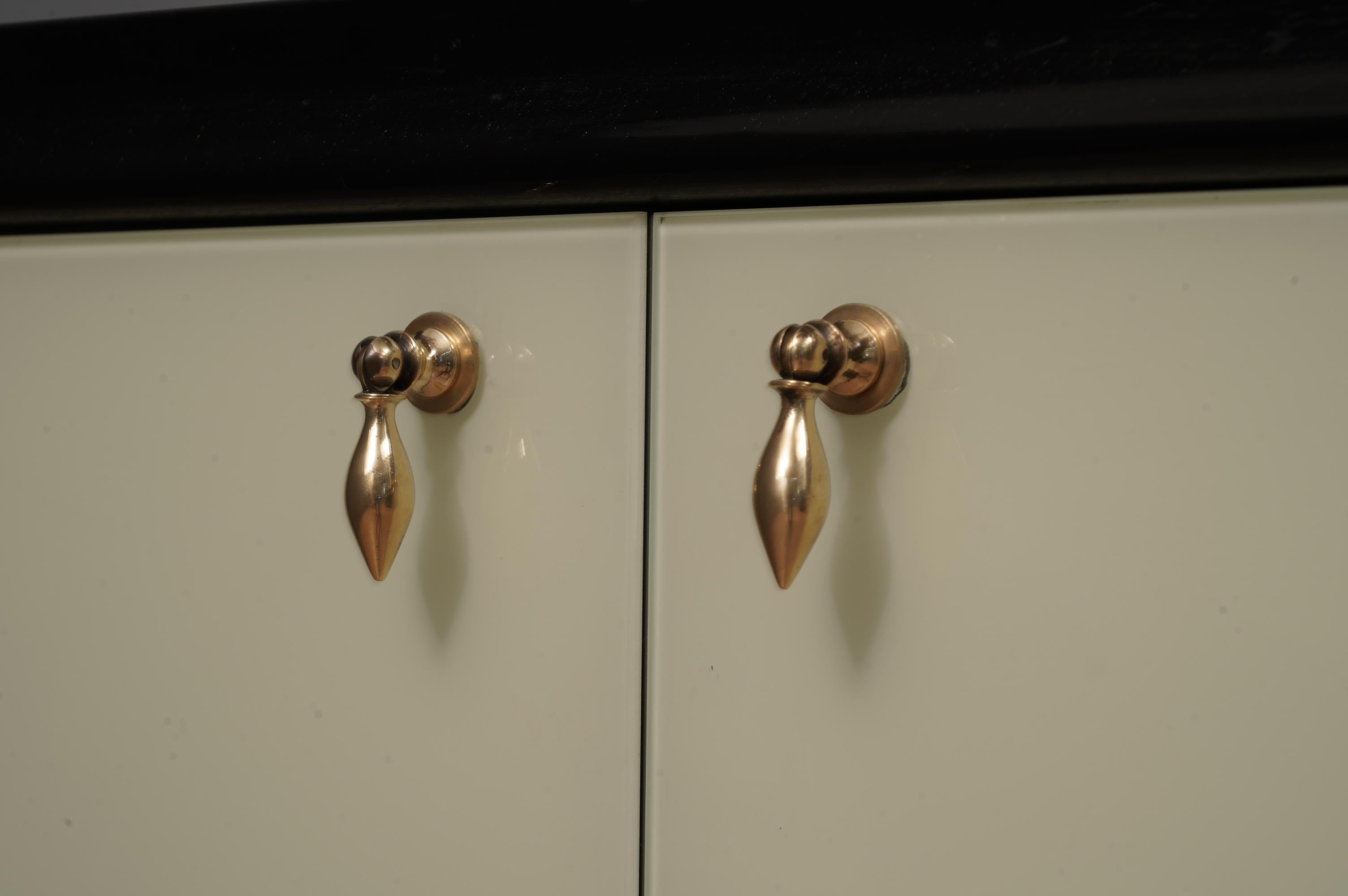 Metà XX secolo DryBar in vetro color crema e ottone del MidCentury, 1950 in vendita