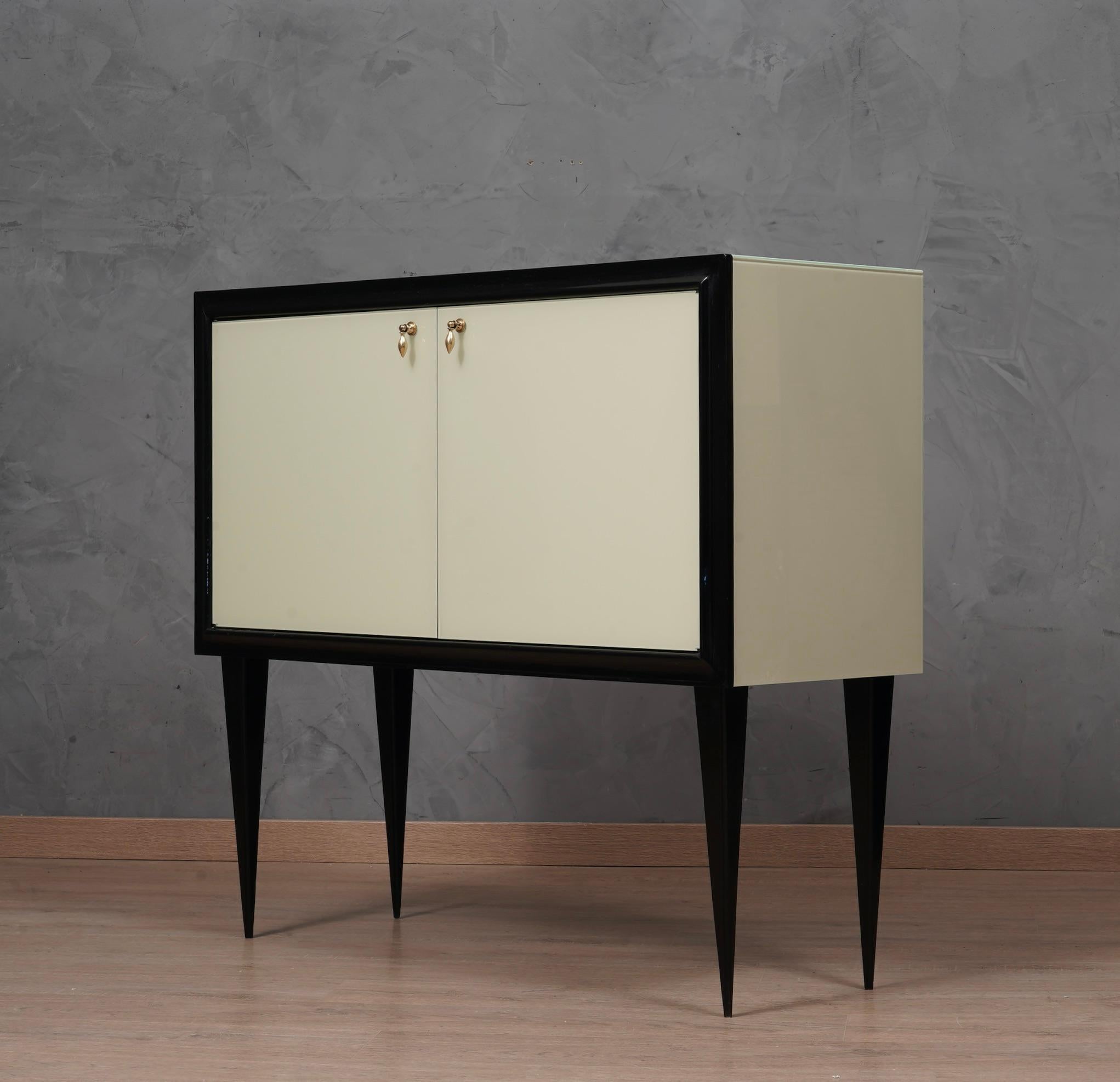 SideBoard / DryBar in vetro e ottone color crema del MidCentury, 1950 in vendita 3