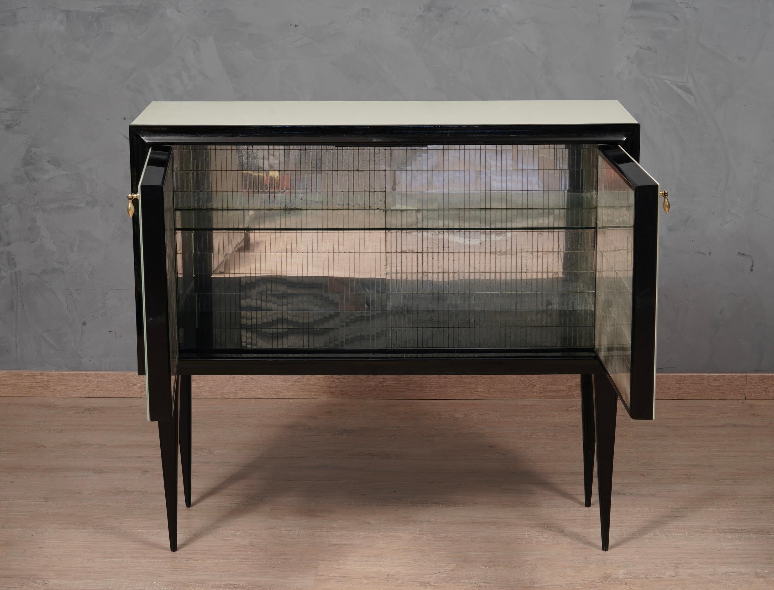 Mid-Century moderno SideBoard / DryBar in vetro e ottone color crema del MidCentury, 1950 in vendita