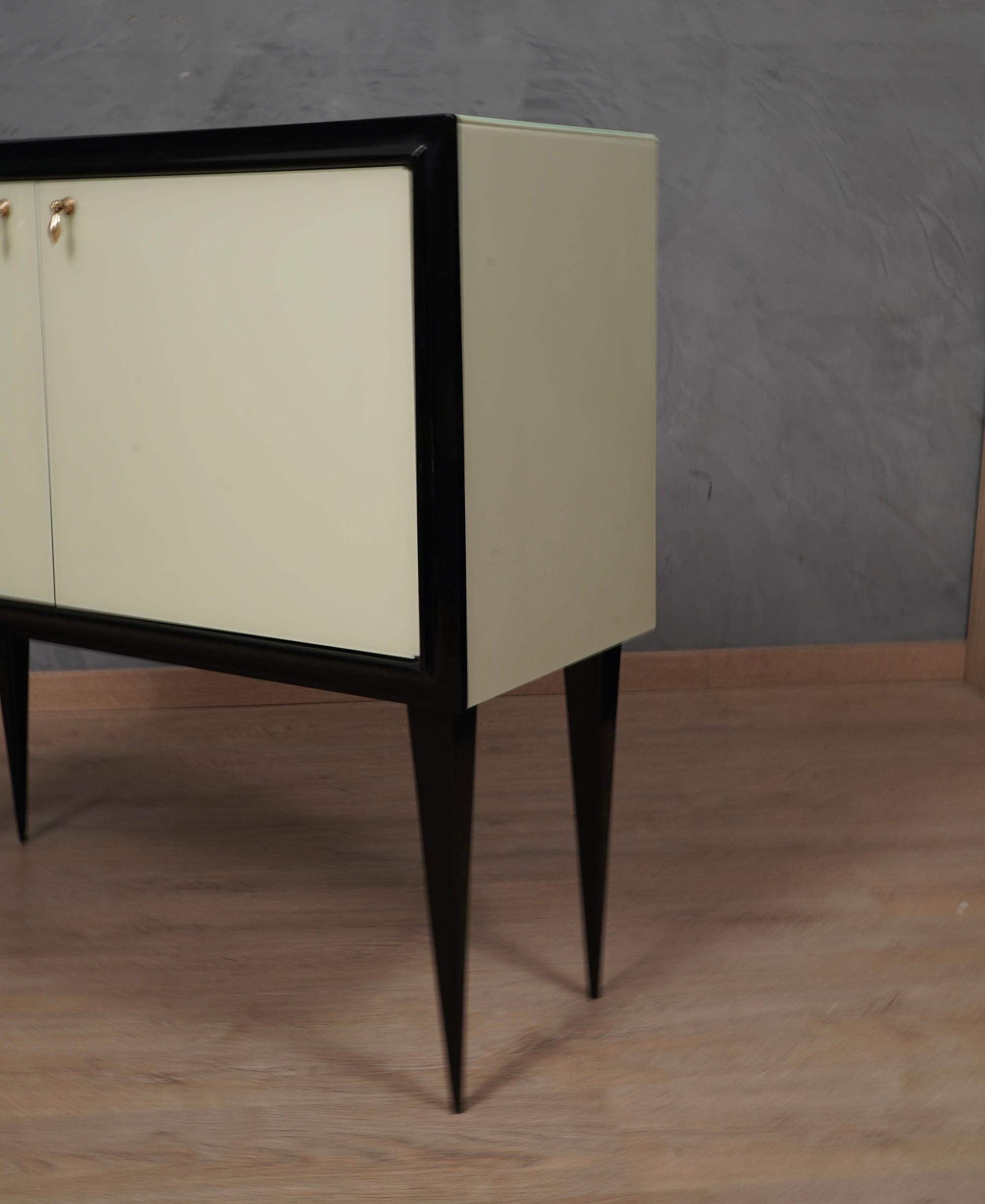 Italiano SideBoard / DryBar in vetro e ottone color crema del MidCentury, 1950 in vendita