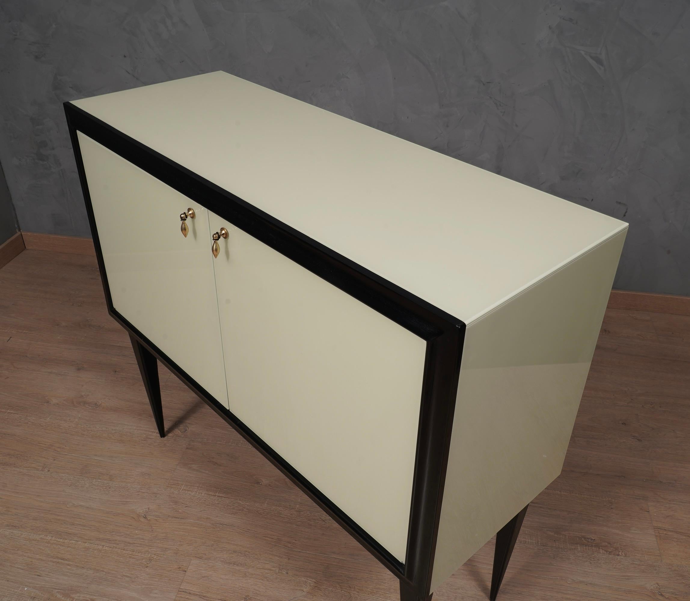 SideBoard / DryBar in vetro e ottone color crema del MidCentury, 1950 in vendita 2