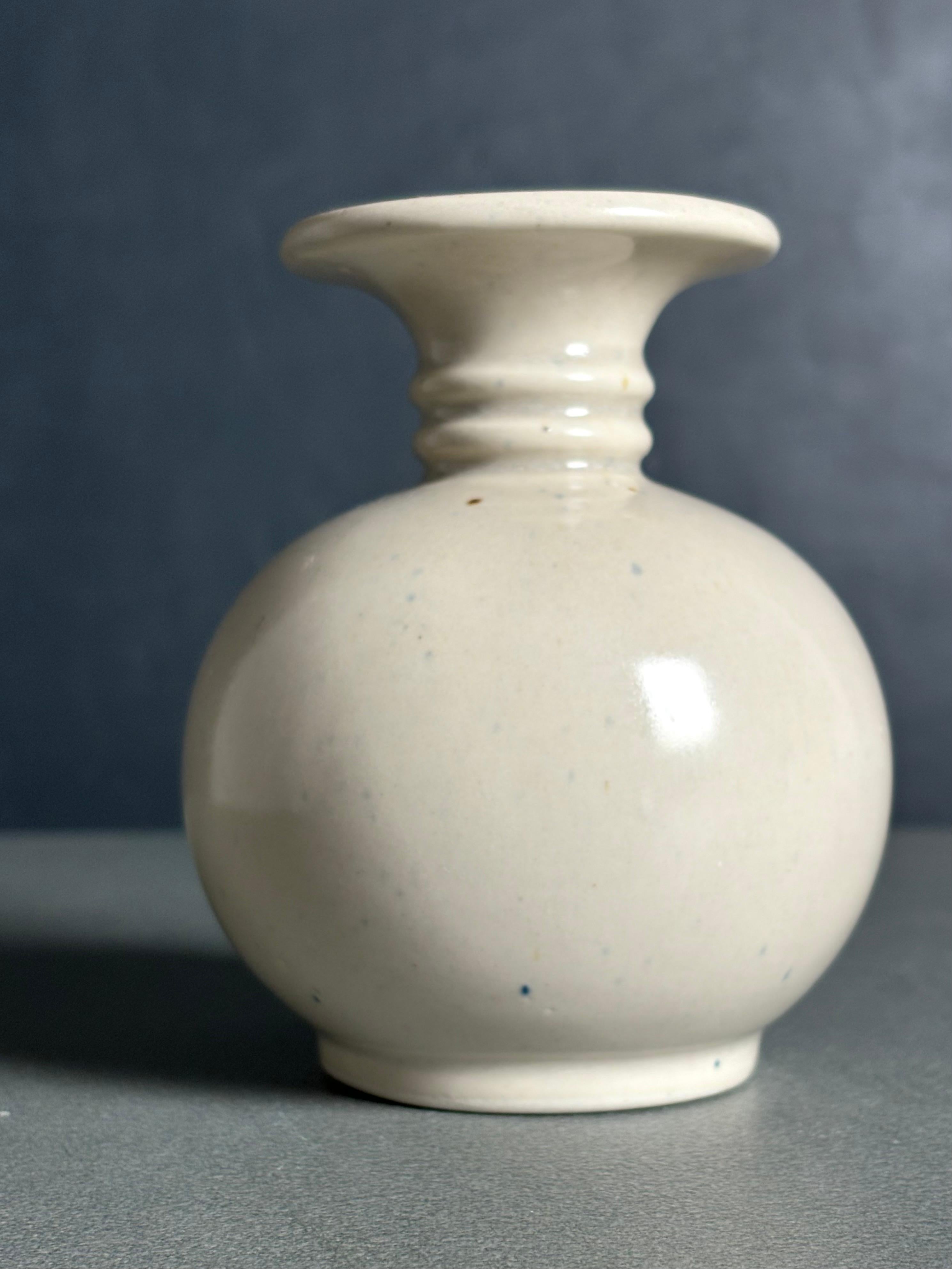 Cremeweiße Vase aus der Mitte des Jahrhunderts, hergestellt in Dänemark in den 1960er Jahren. Unter dem Sockel gestempelt. Schöner Vintage-Zustand. 
Dänemark, 1960er Jahre. 