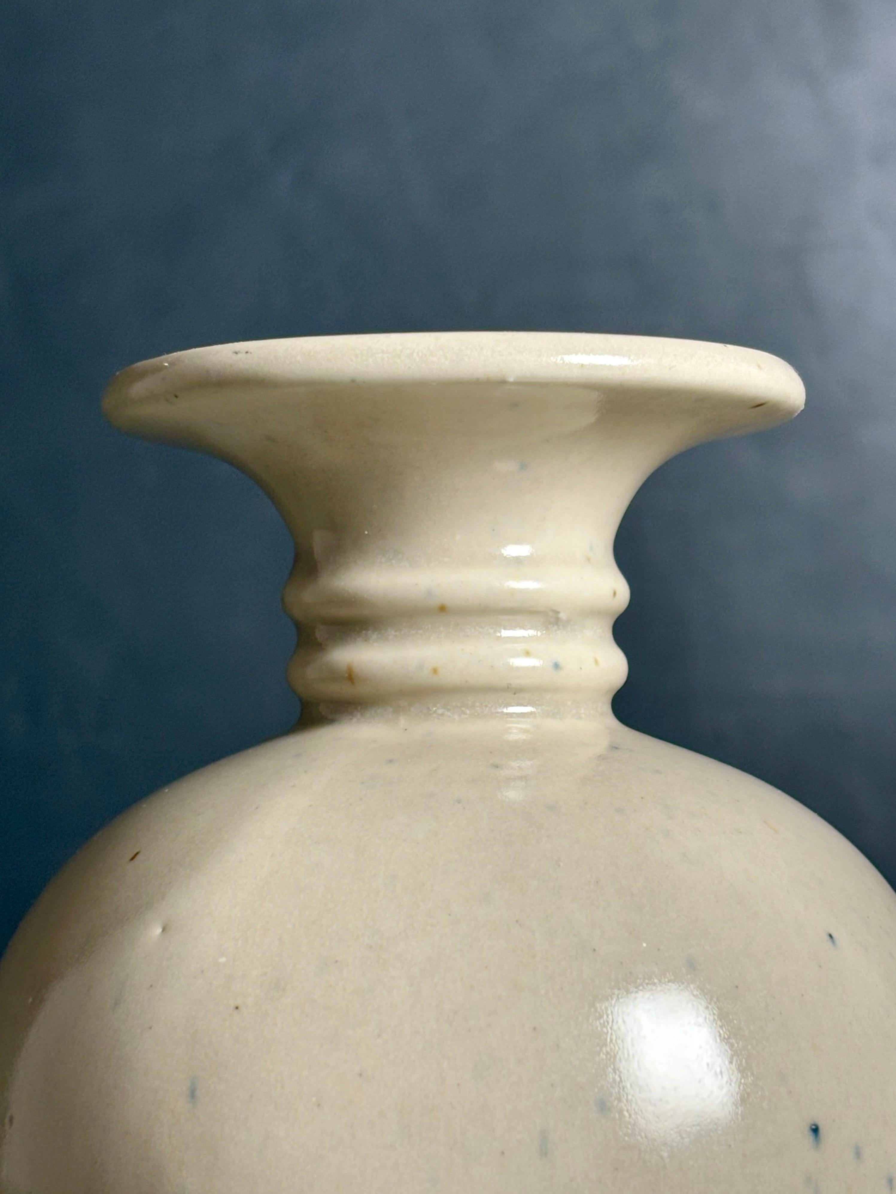 Creme-weiße Keramikvase aus der Jahrhundertmitte, 1960er Jahre (Skandinavische Moderne) im Angebot