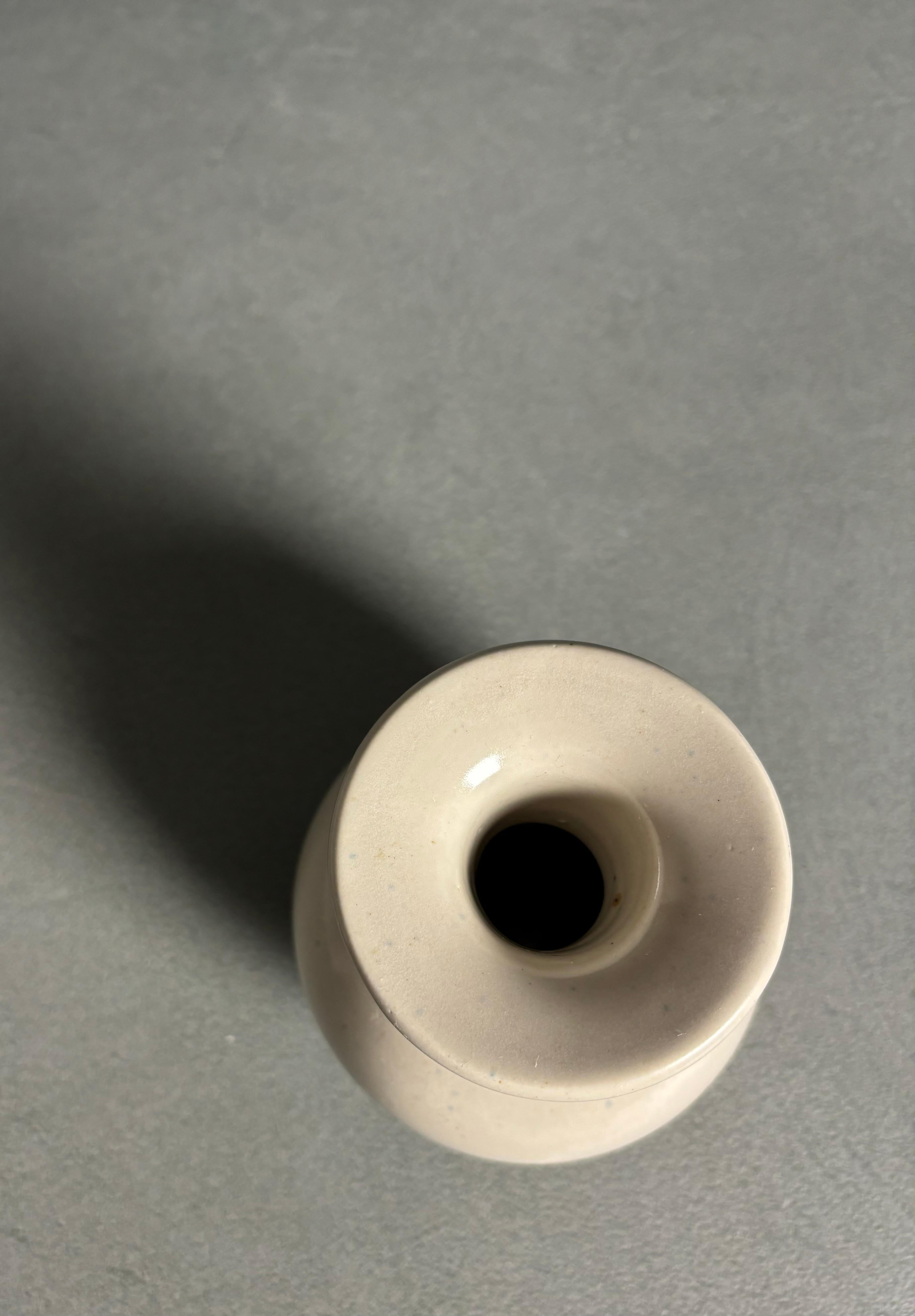 Creme-weiße Keramikvase aus der Jahrhundertmitte, 1960er Jahre (Dänisch) im Angebot
