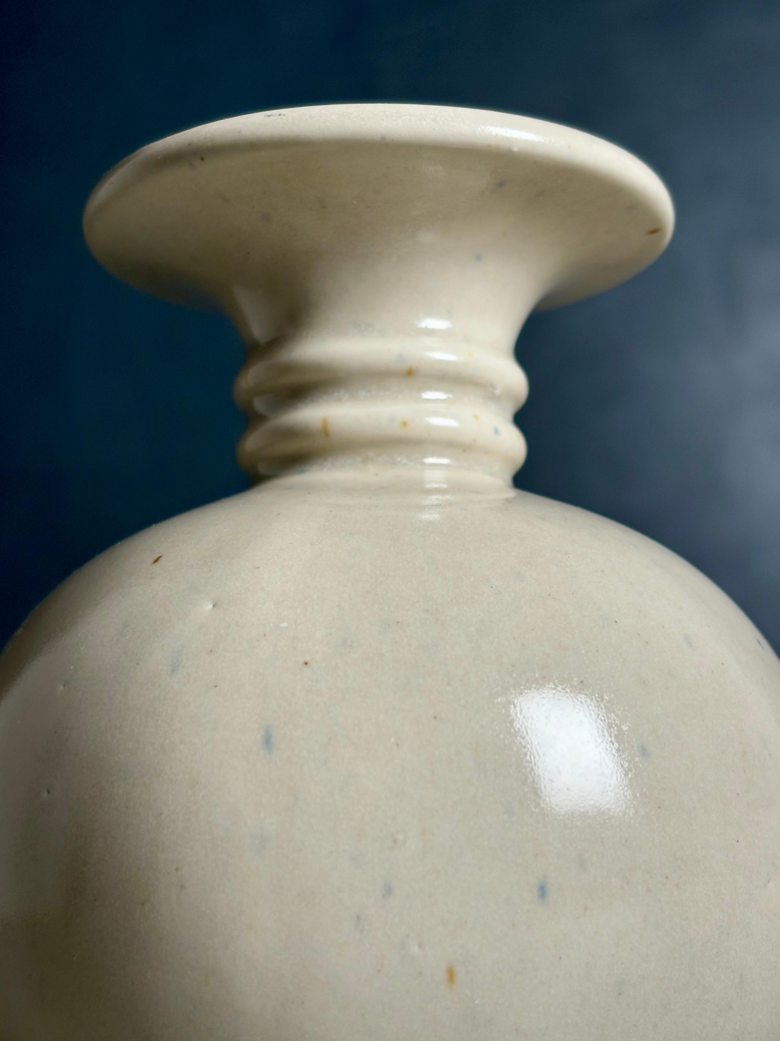 Creme-weiße Keramikvase aus der Jahrhundertmitte, 1960er Jahre (Handgefertigt) im Angebot