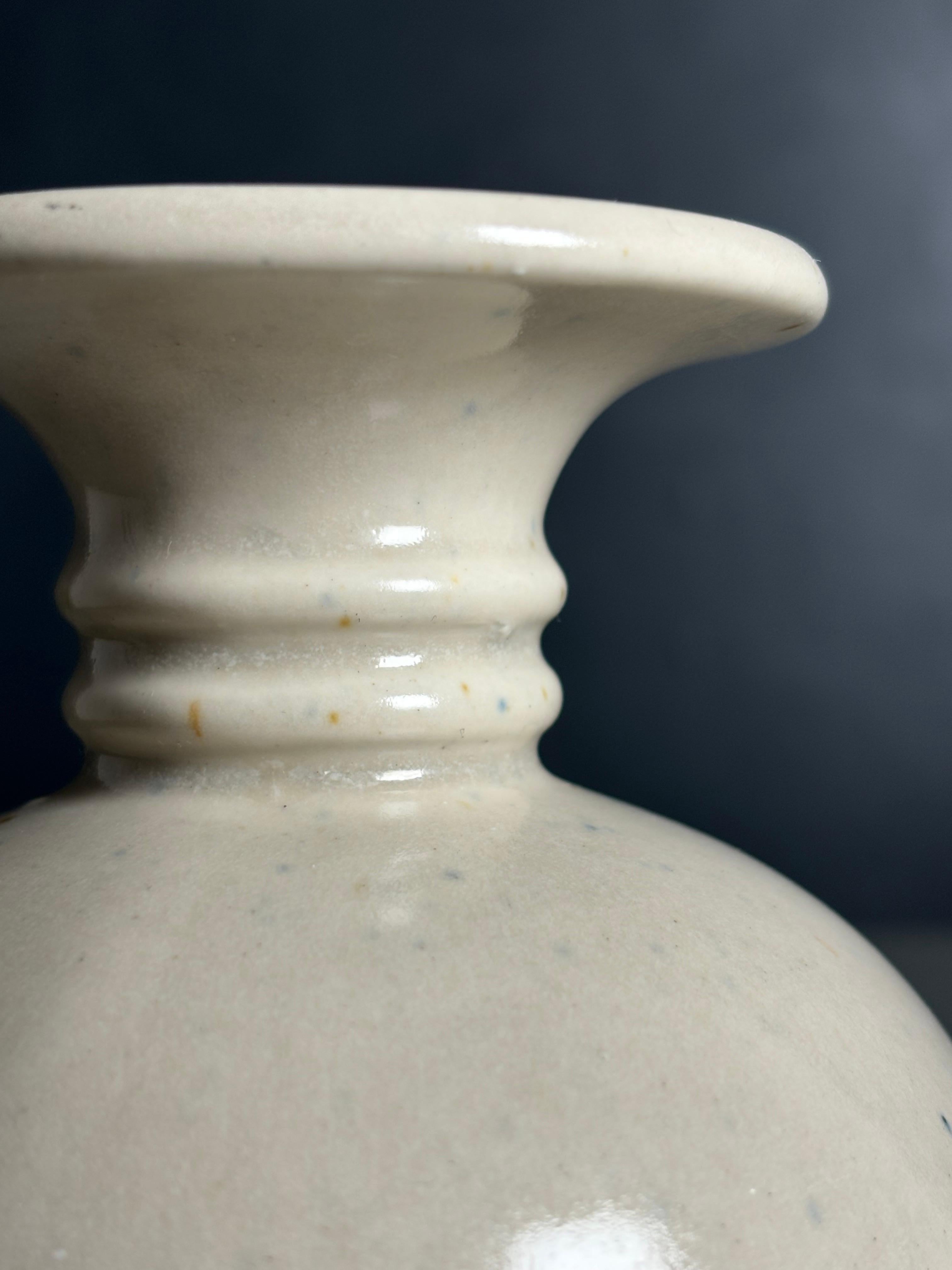 Creme-weiße Keramikvase aus der Jahrhundertmitte, 1960er Jahre im Zustand „Gut“ im Angebot in Copenhagen, DK