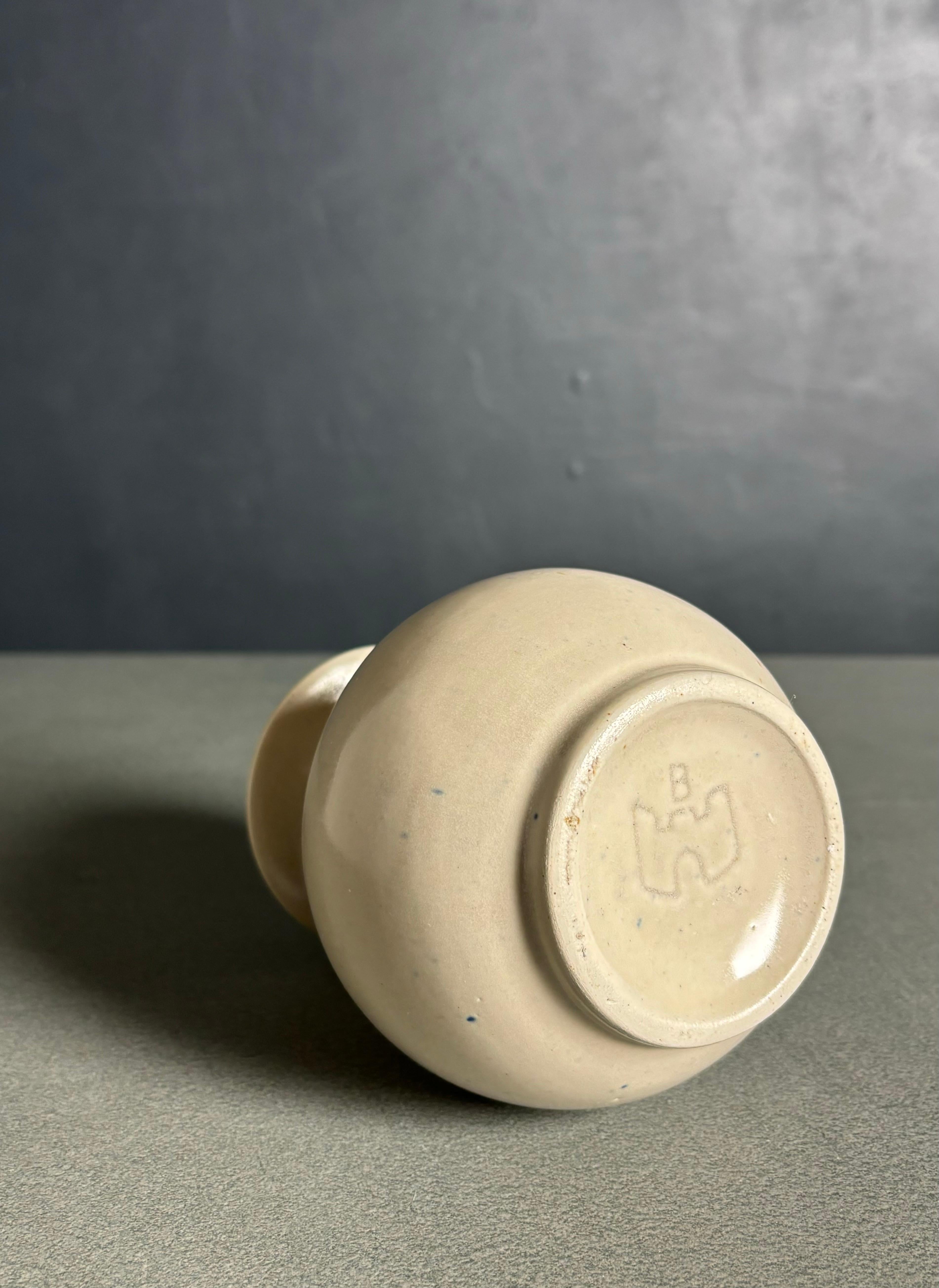 Creme-weiße Keramikvase aus der Jahrhundertmitte, 1960er Jahre (20. Jahrhundert) im Angebot