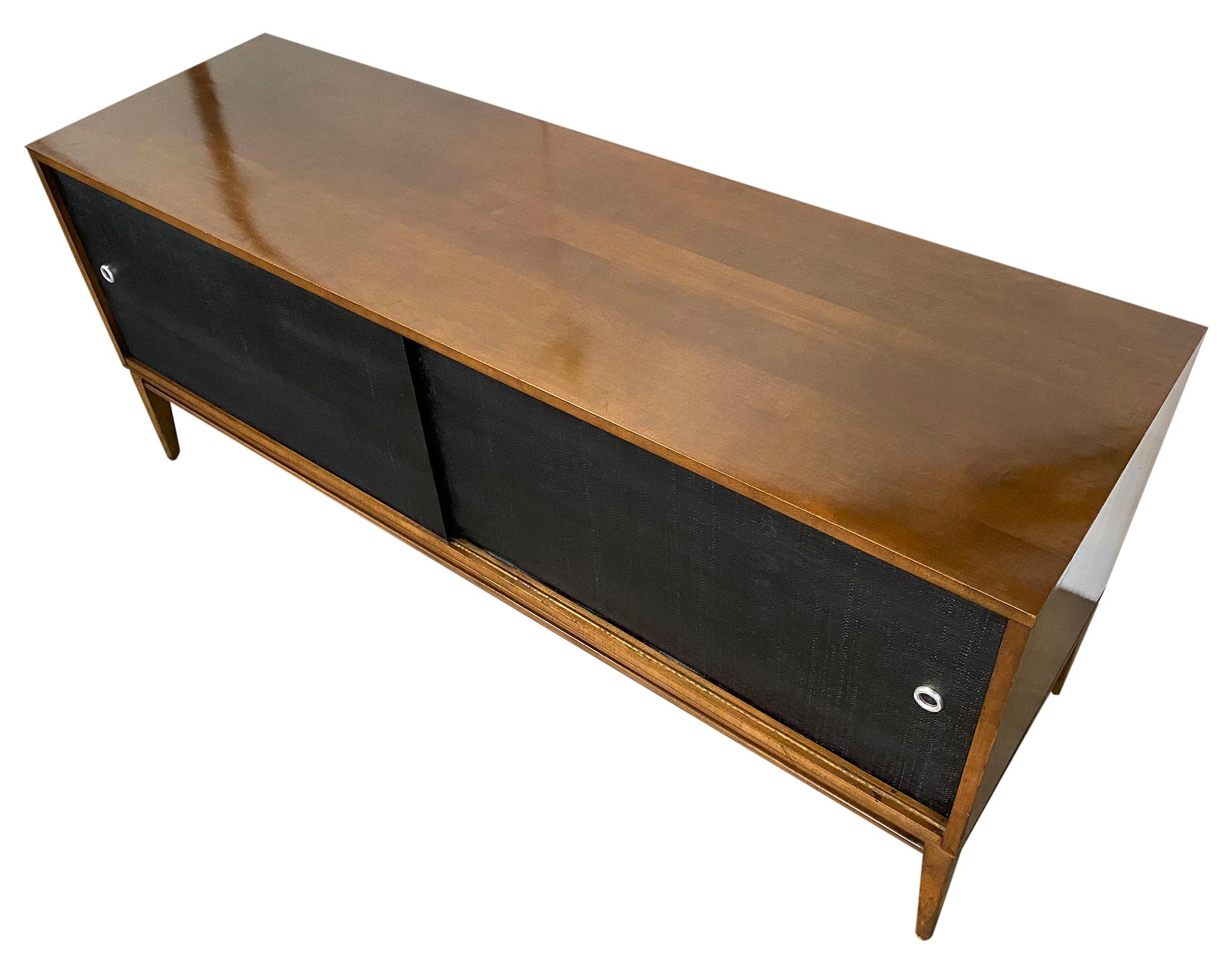 Midcentury Credenza by Paul McCobb Planner Group #1513 Black Doors Walnut In Good Condition In BROOKLYN, NY