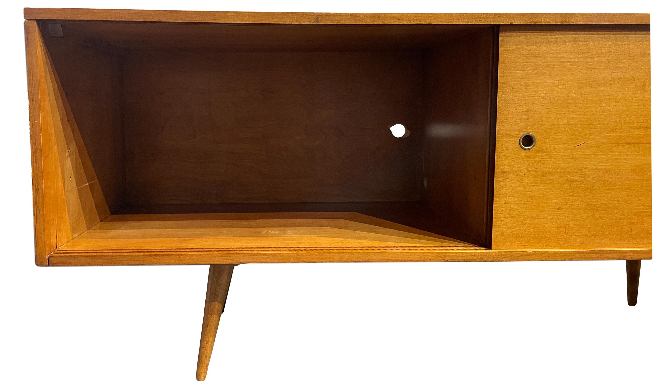 Midcentury Credenza by Paul McCobb Planner Group #1513 Wood Doors Maple In Good Condition For Sale In BROOKLYN, NY
