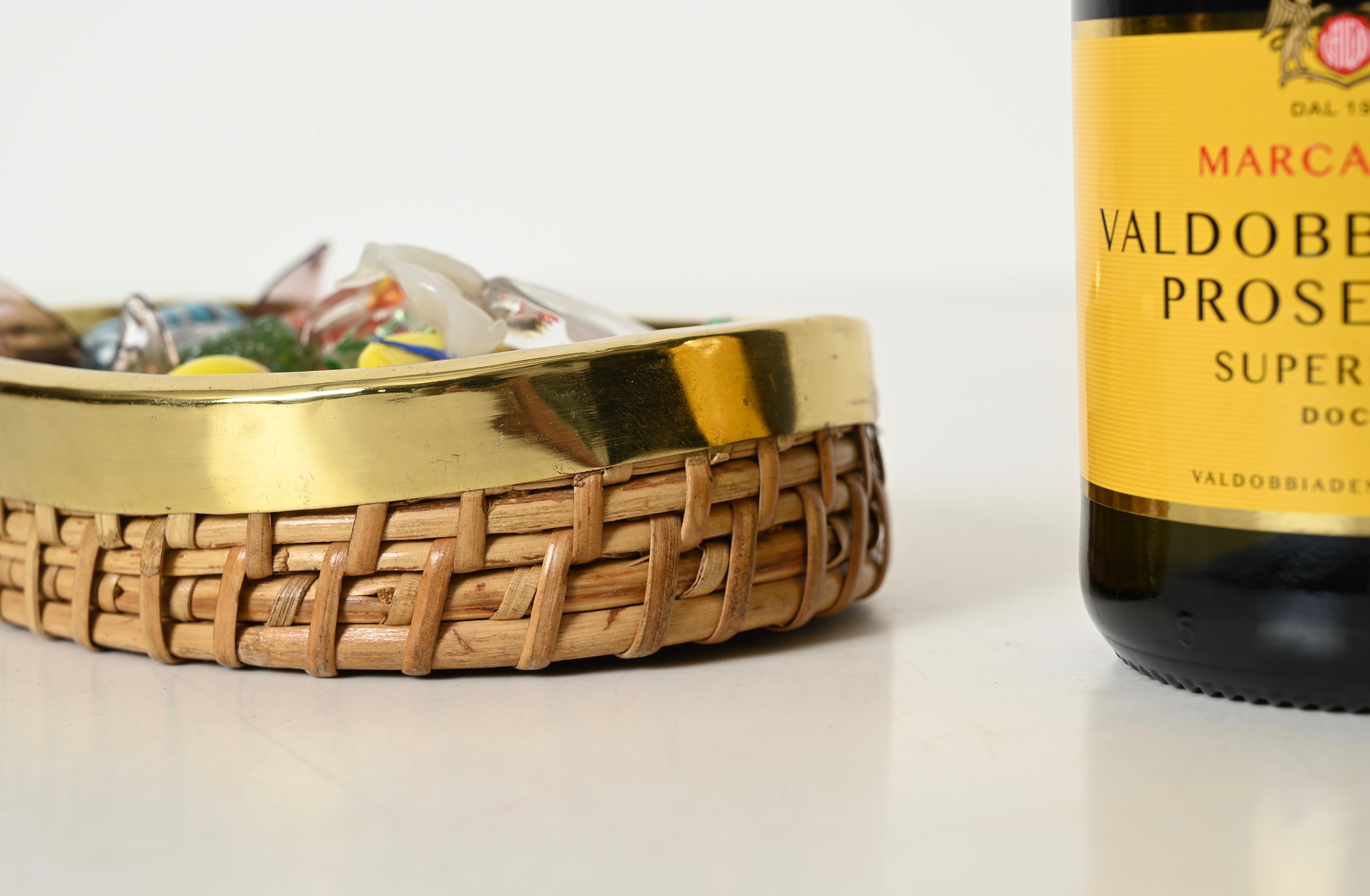 Cuenco o Catchall estilo Crespi de mediados de siglo en bambú, mimbre y latón, Italia 1970 Italiano en venta