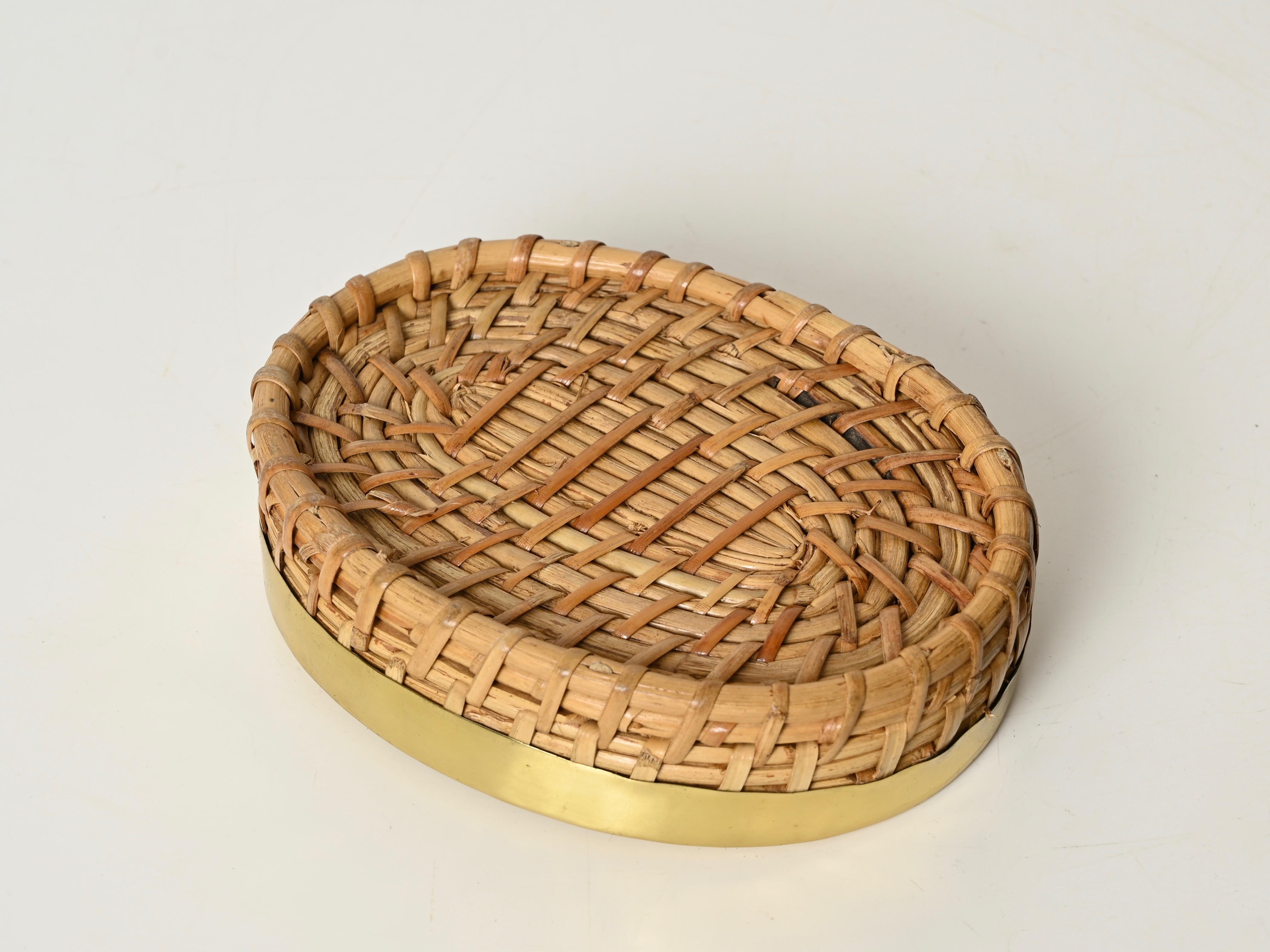 Cuenco o Catchall estilo Crespi de mediados de siglo en bambú, mimbre y latón, Italia 1970 Hecho a mano en venta