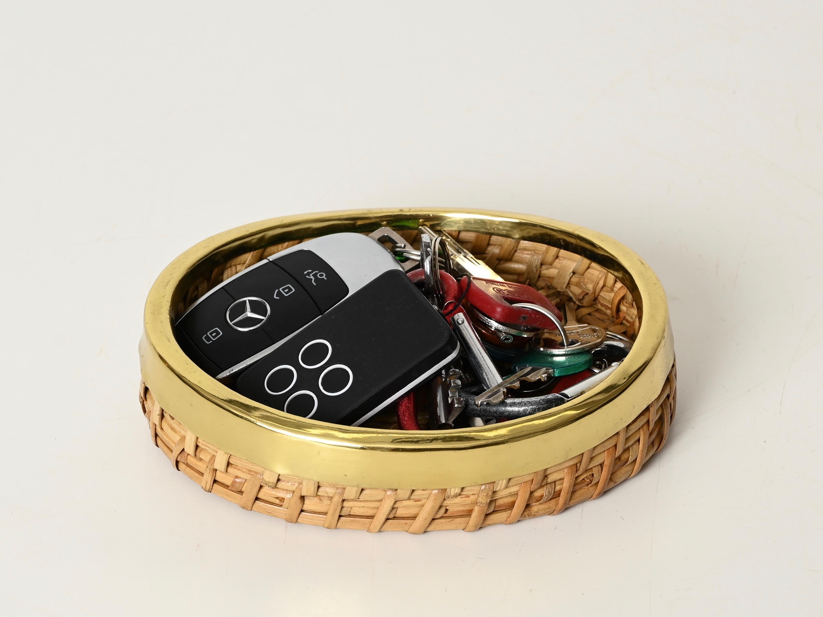 Cuenco o Catchall estilo Crespi de mediados de siglo en bambú, mimbre y latón, Italia 1970 en Bueno estado para la venta en Roma, IT
