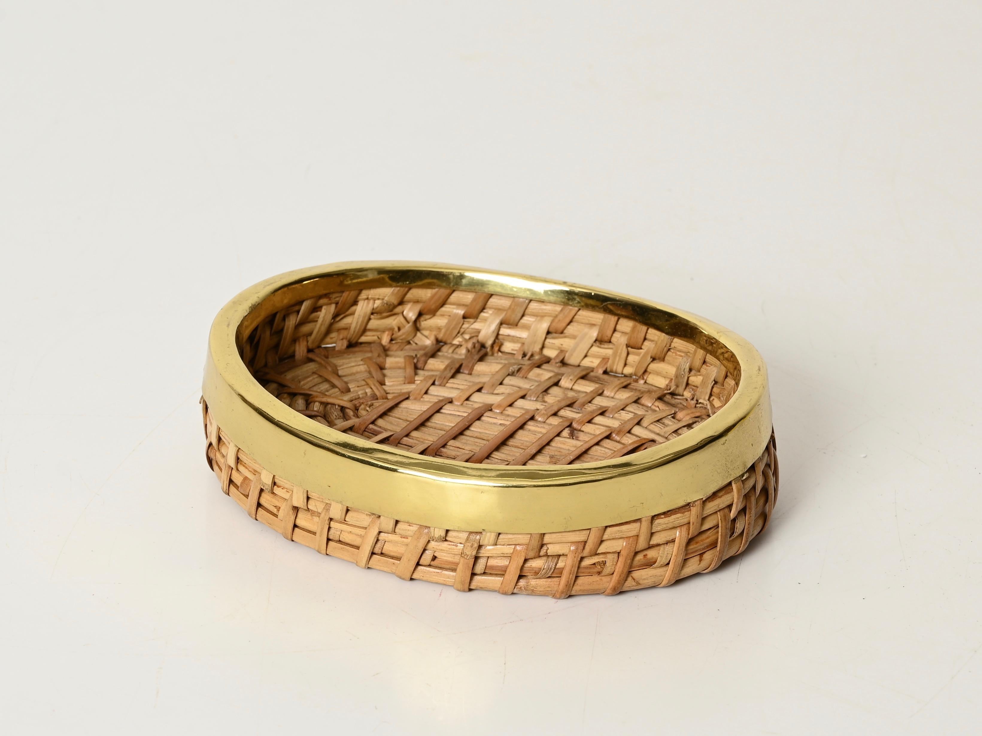 Cuenco o Catchall estilo Crespi de mediados de siglo en bambú, mimbre y latón, Italia 1970 siglo XX en venta