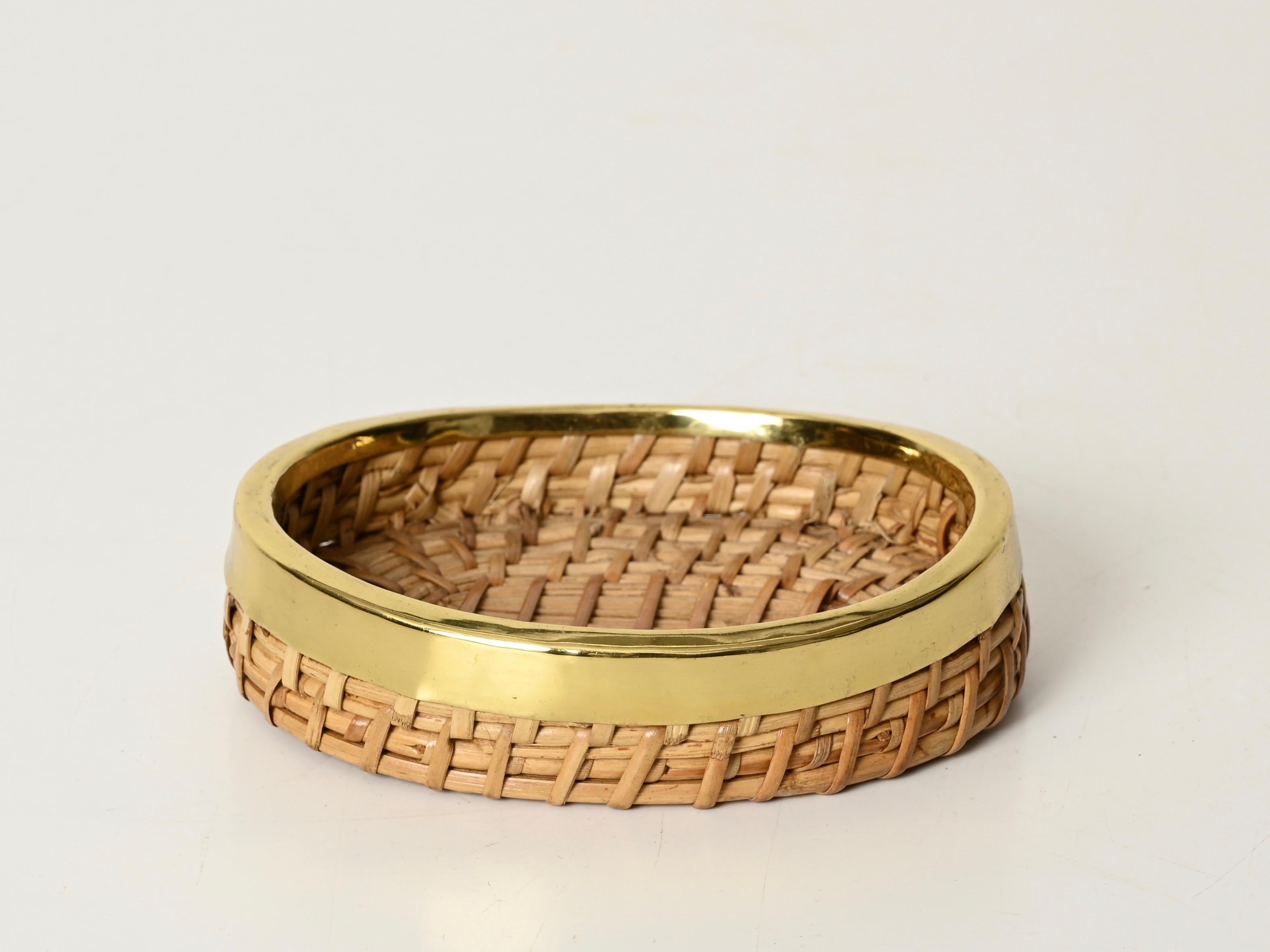 Cuenco o Catchall estilo Crespi de mediados de siglo en bambú, mimbre y latón, Italia 1970 Latón en venta