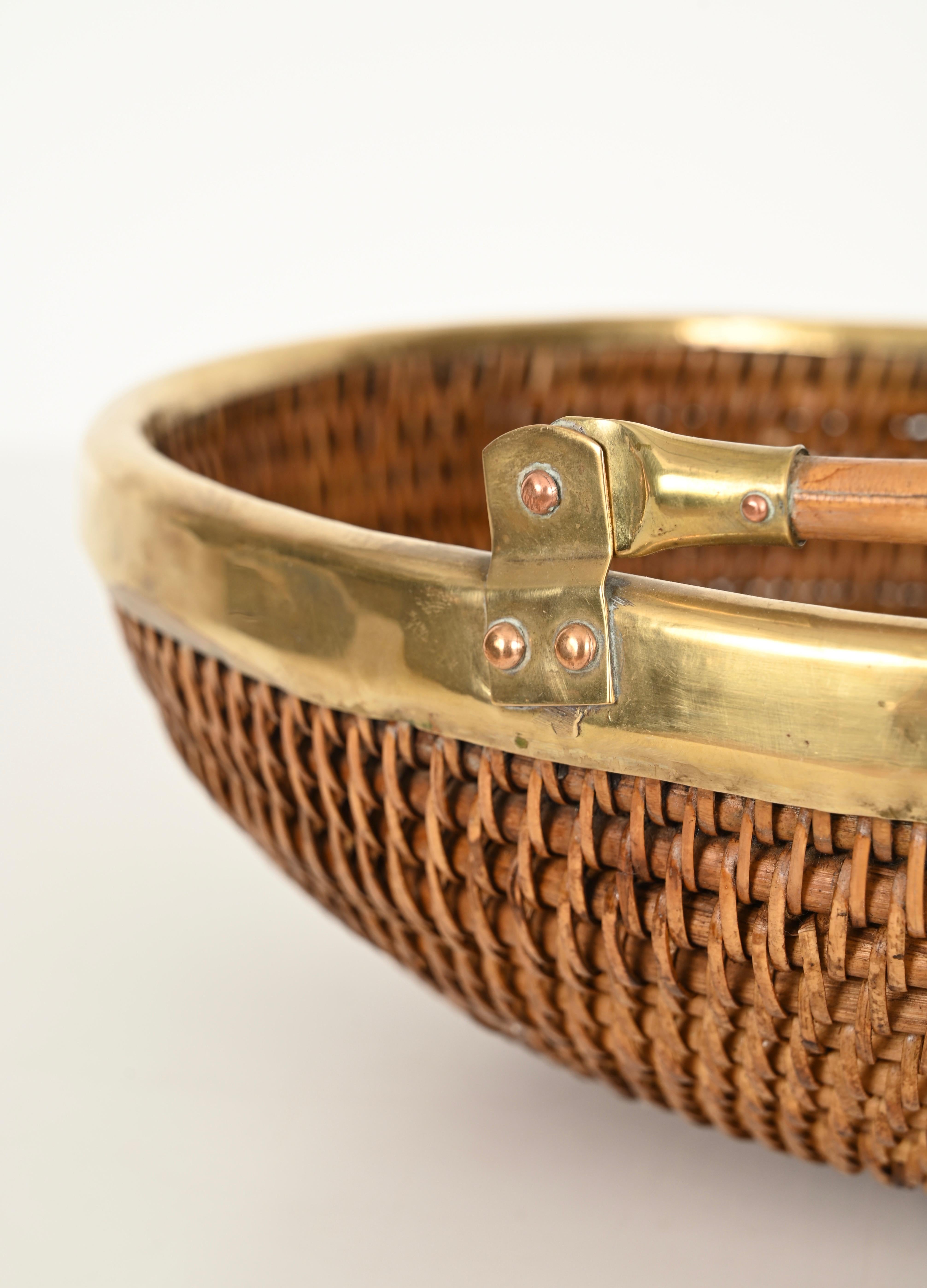 Midcentury Crespi Style Italian Centerpiece or Bowl in Rattan and Brass, 1970s In Good Condition For Sale In Roma, IT