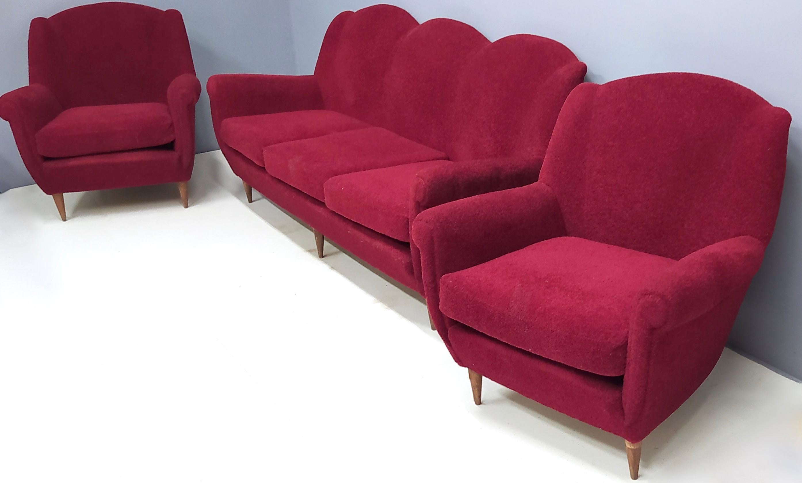 This sofa upholstered in its original synthetic crimson fabric, which has a wool finish.
The fabric is easily washable.
It is a vintage piece therefore it might show slight traces of use, but since there are no rips or stains, it can be considered