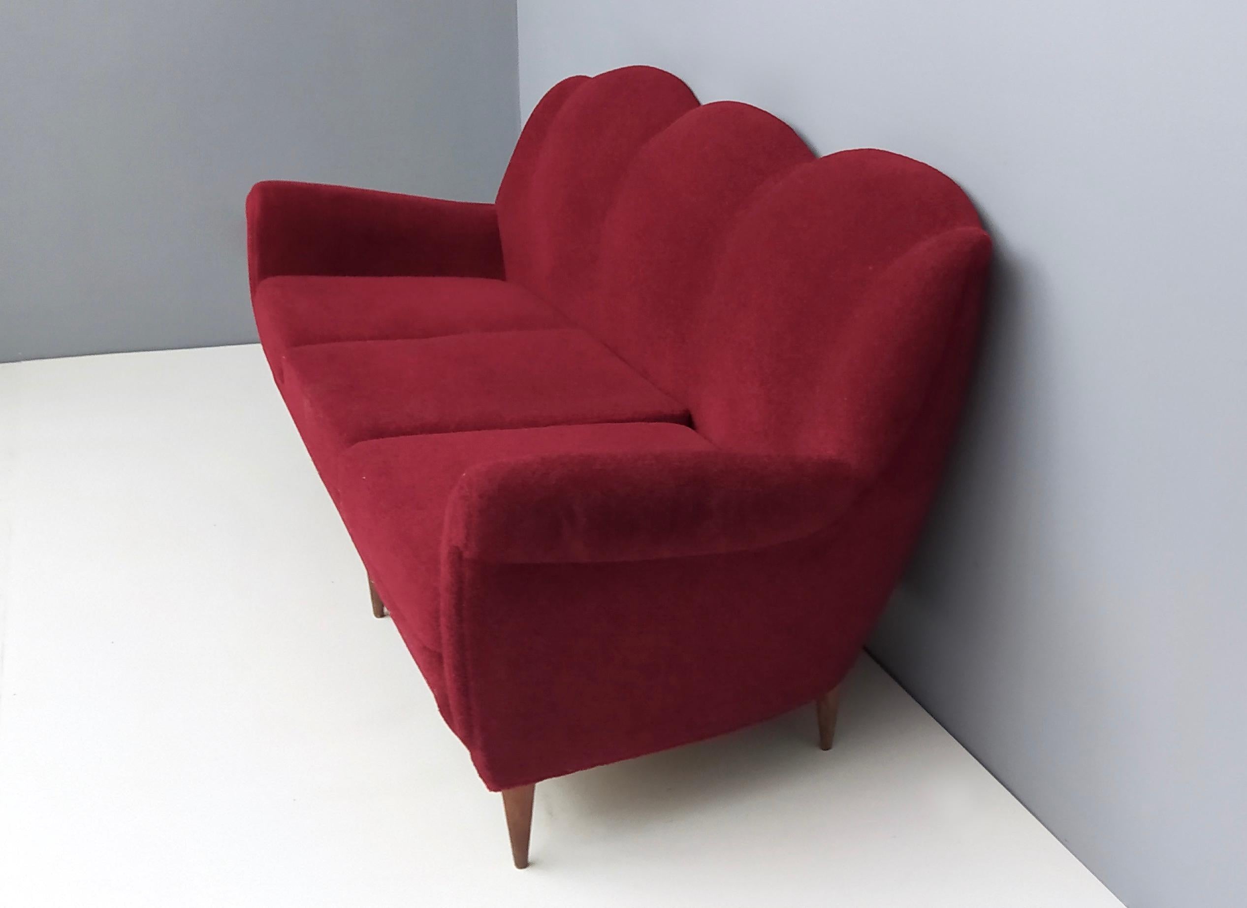 Midcentury Crimson Sofa by Gigi Radice for Minotti, Italy, 1950s In Excellent Condition In Bresso, Lombardy
