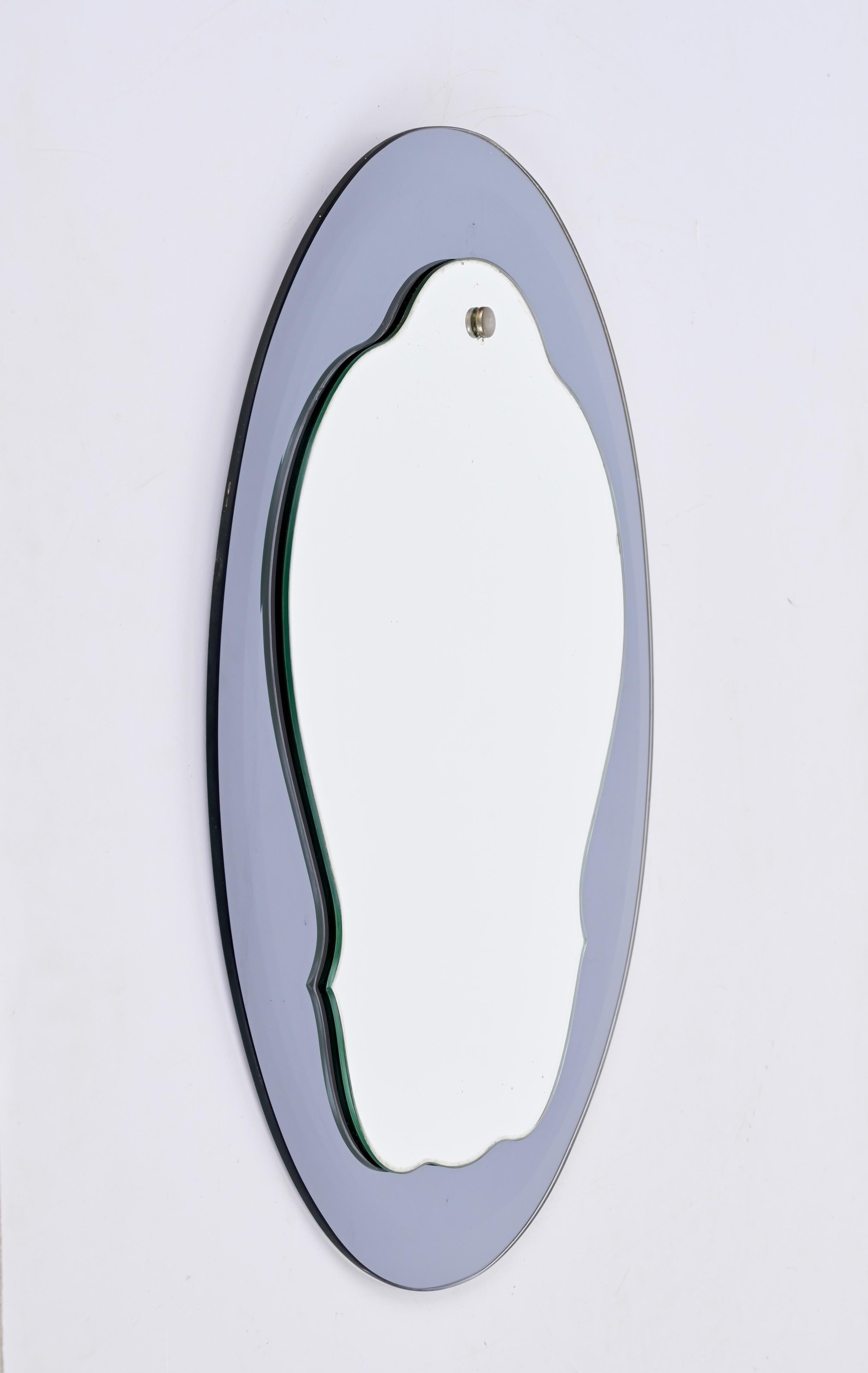 Verre Miroir mural ovale italien de style Cristal Art du milieu du siècle avec cadre en verre bleu, années 1960 en vente