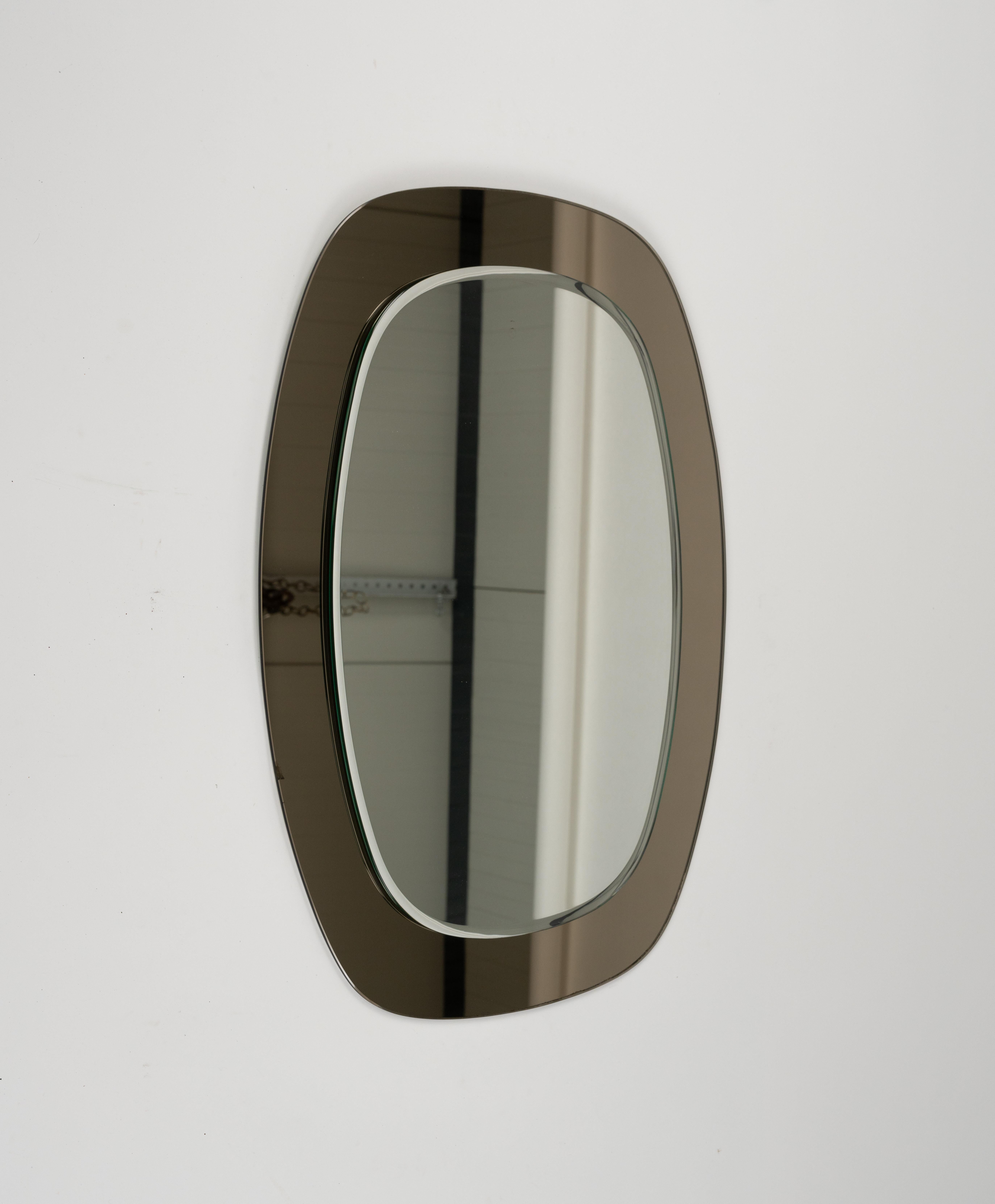 Midcentury Cristal Art Oval Wall Mirror with Smoked Frame, Italy 1960s In Good Condition For Sale In Rome, IT