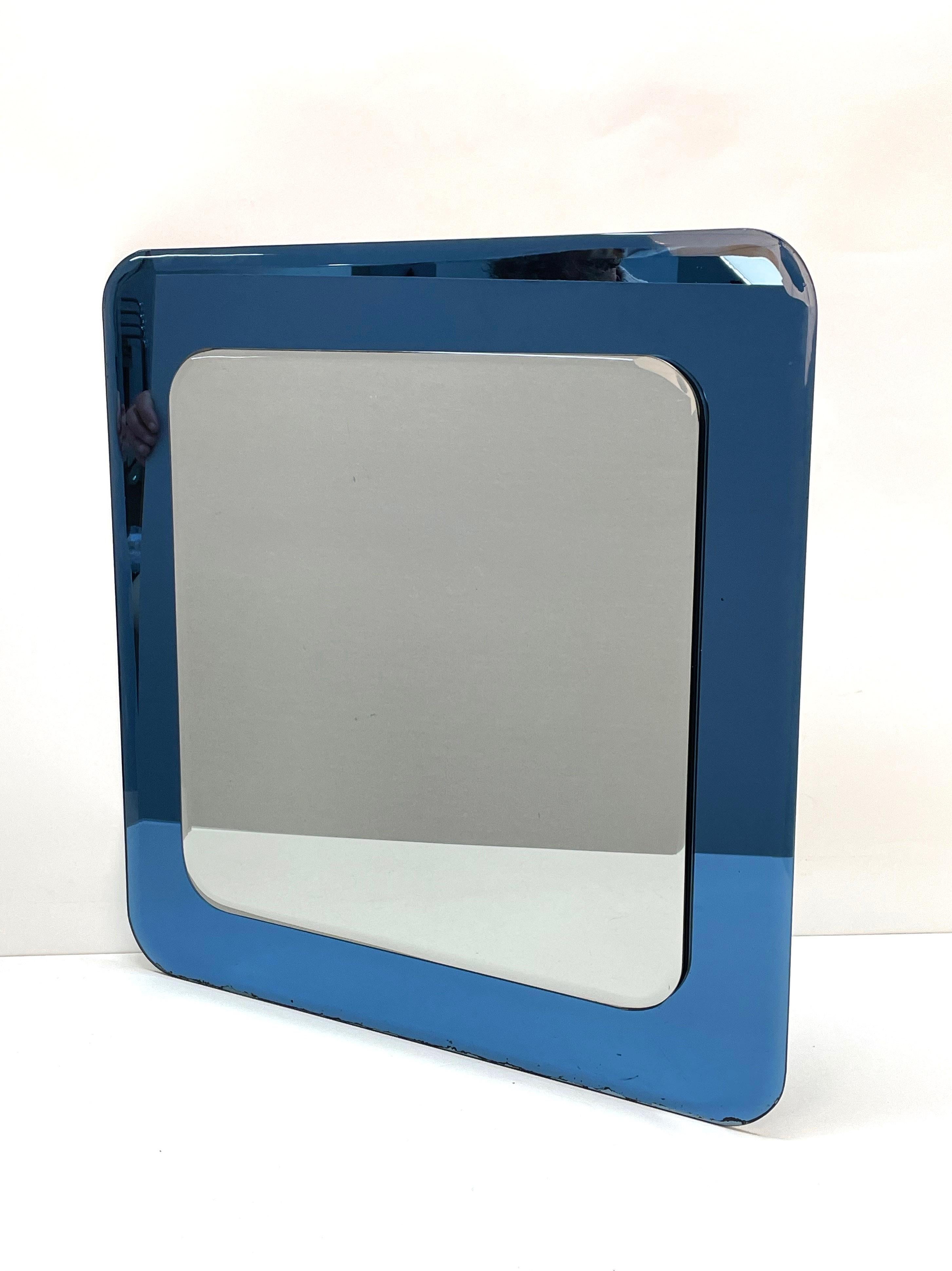 Espejo de pared italiano cuadrado Cristal Arte de mediados de siglo con marco de cristal azul, años 60 Italiano en venta