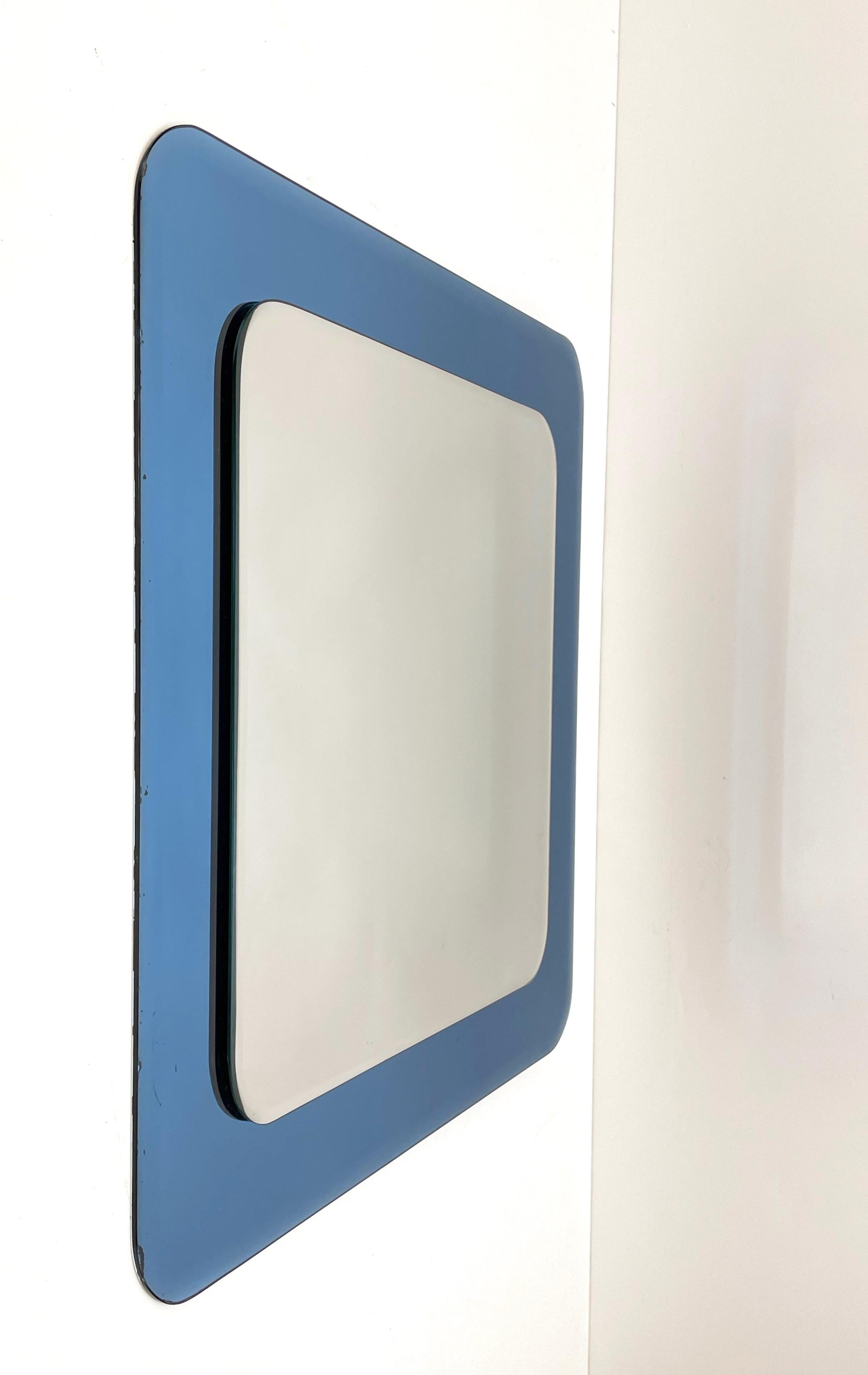 Verre Miroir mural italien carré Cristal Art du milieu du siècle avec cadre en verre bleu, années 1960 en vente
