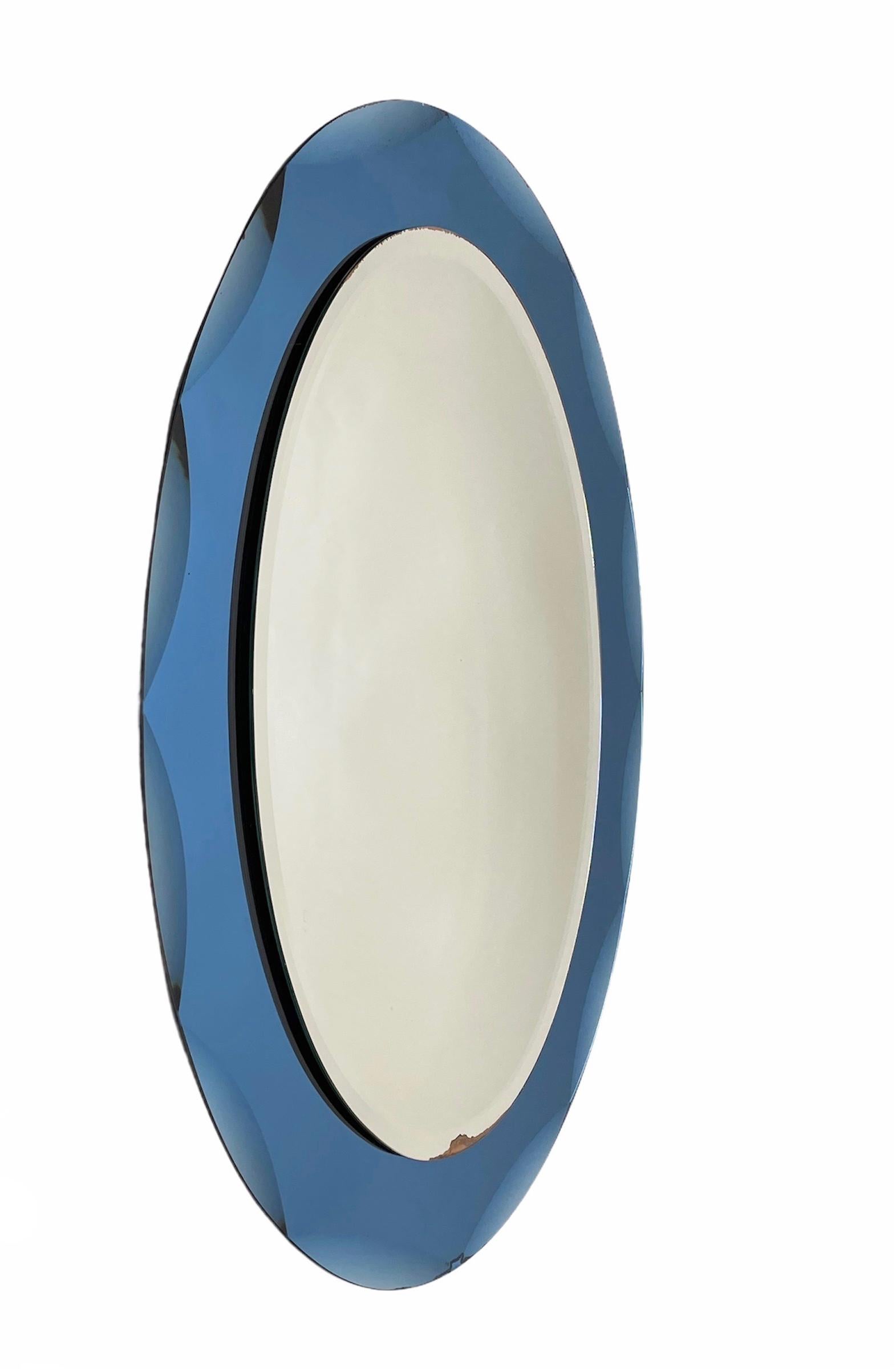 Mid-Century Modern Miroir ovale italien Cristal Arte du milieu du siècle dernier avec cadre bleu gravé, années 1960 en vente