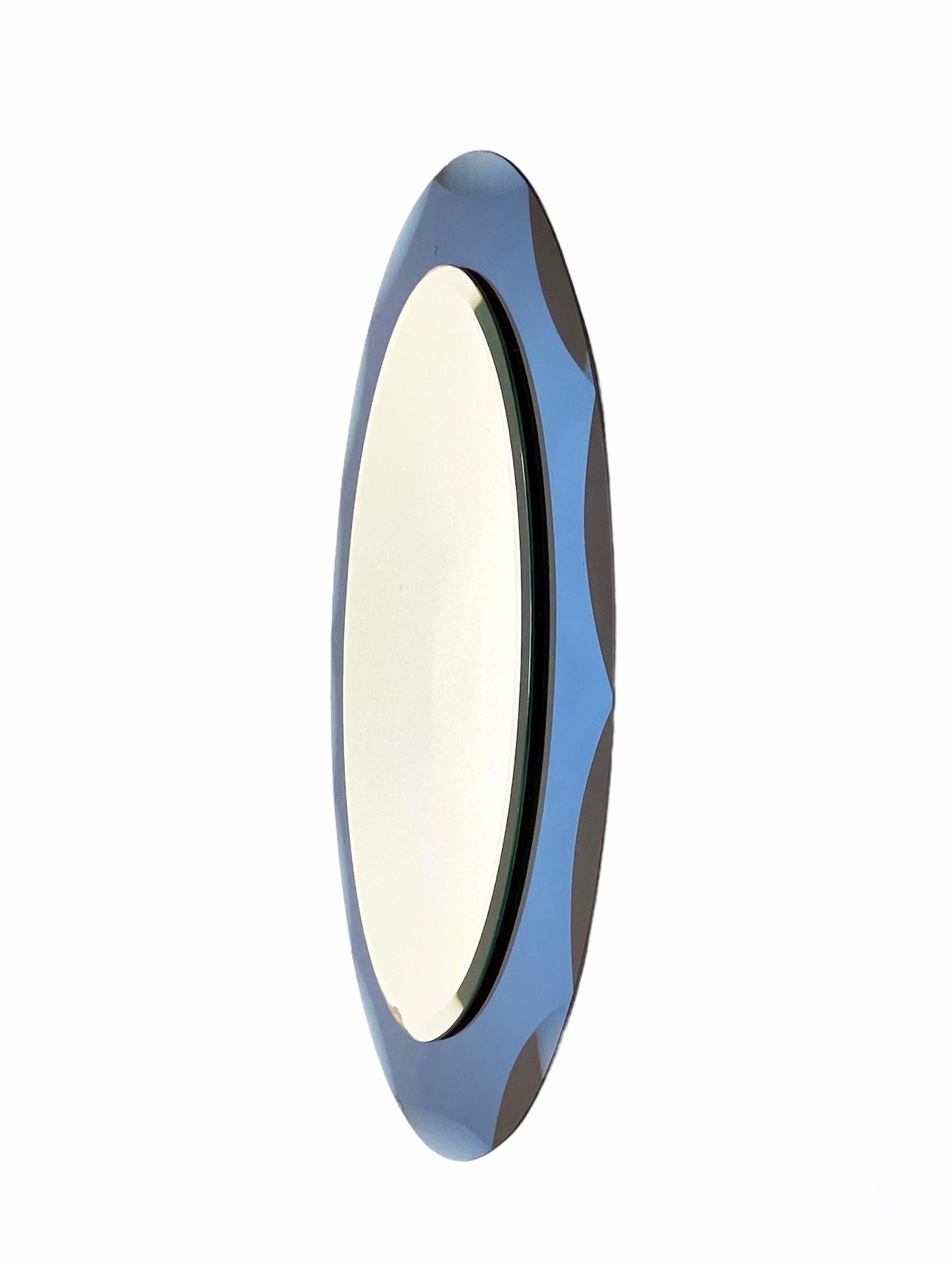 Miroir ovale italien Cristal Arte du milieu du siècle dernier avec cadre bleu gravé, années 1960 Bon état - En vente à Roma, IT