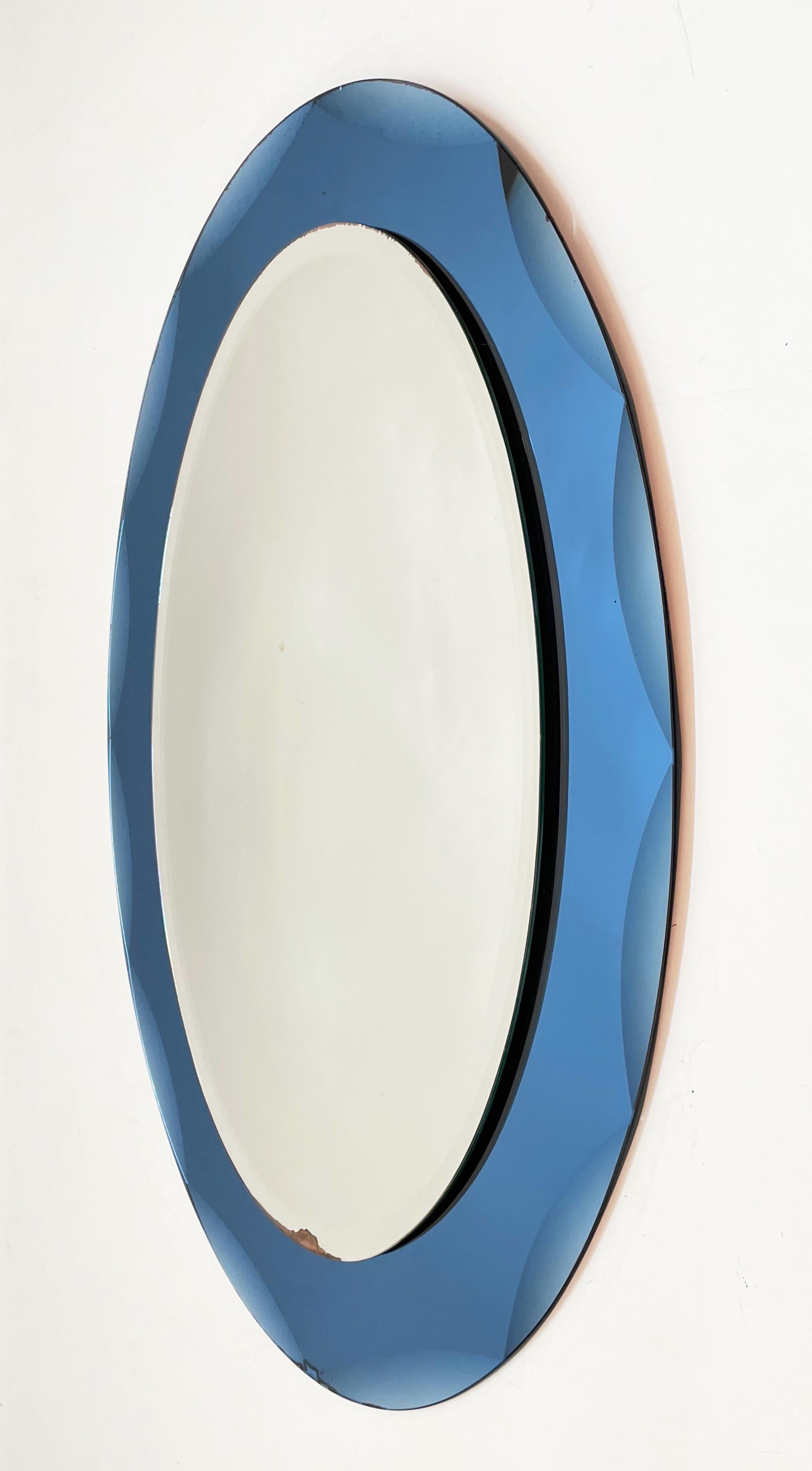Miroir ovale italien Cristal Arte du milieu du siècle dernier avec cadre bleu gravé, années 1960 en vente 1