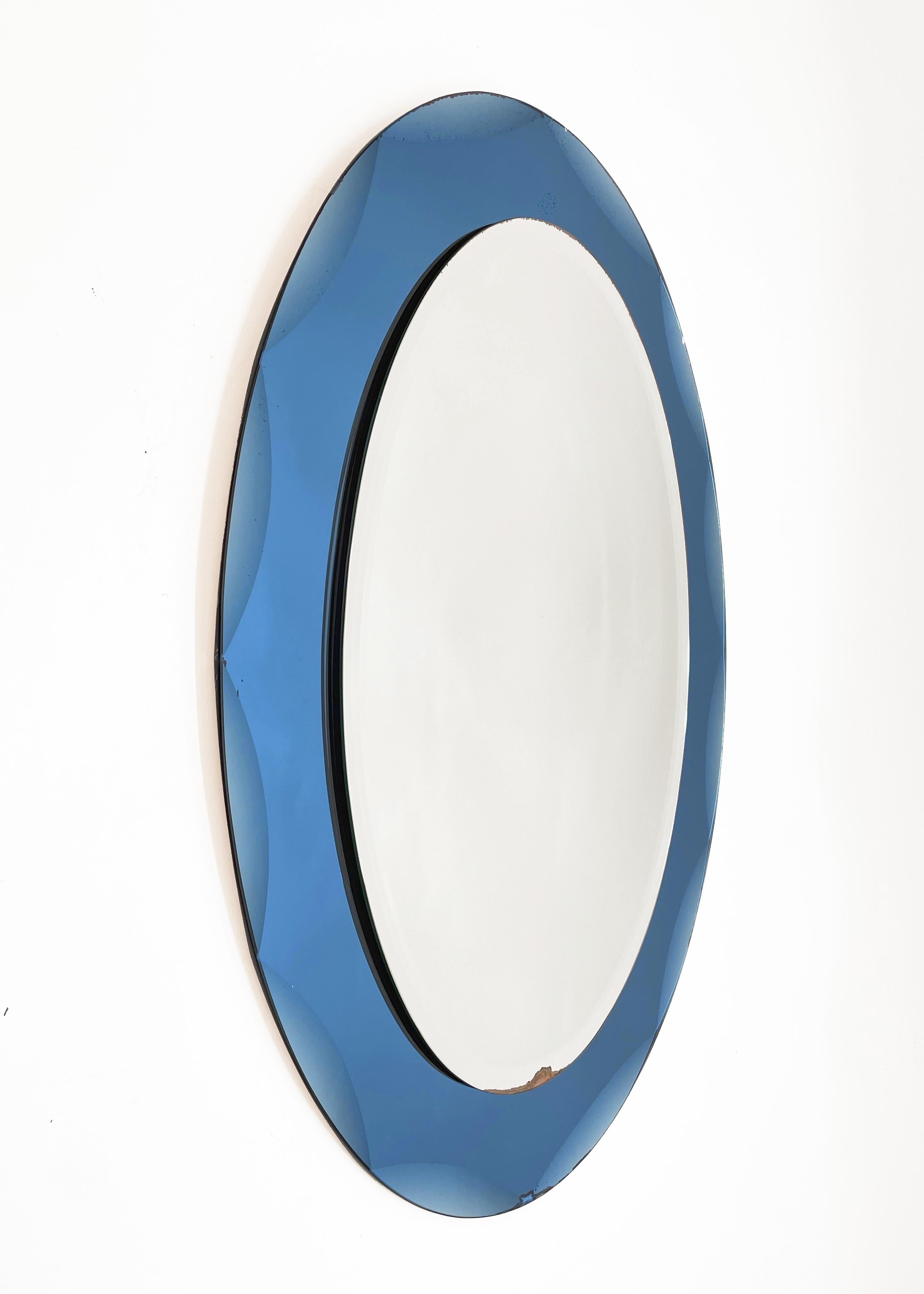 Miroir ovale italien Cristal Arte du milieu du siècle dernier avec cadre bleu gravé, années 1960 en vente 2