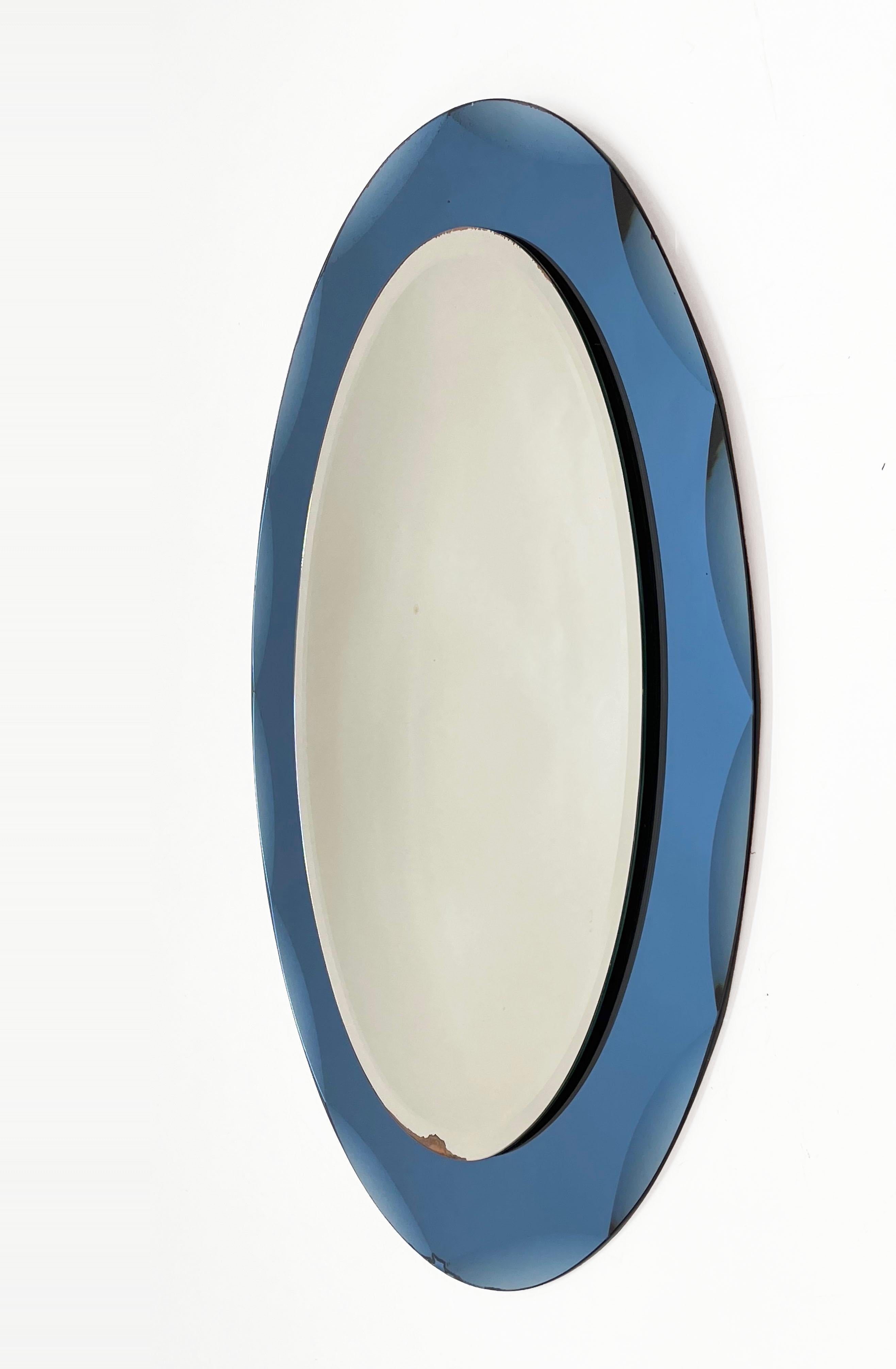 Miroir ovale italien Cristal Arte du milieu du siècle dernier avec cadre bleu gravé, années 1960 en vente 4