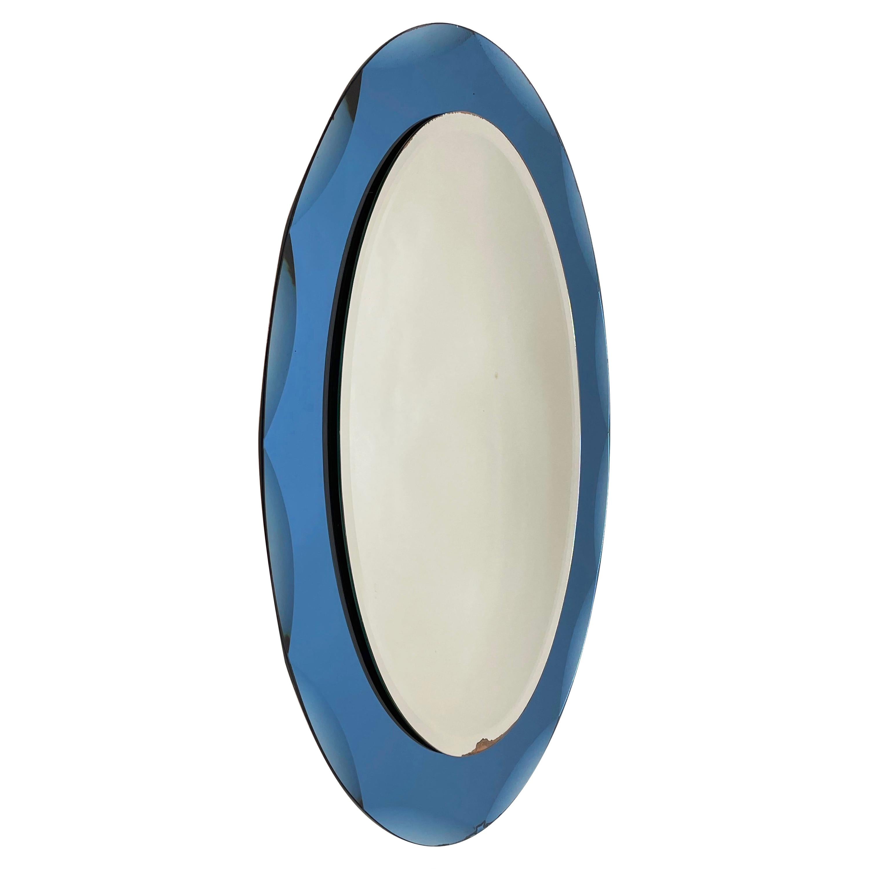 Miroir ovale italien Cristal Arte du milieu du siècle dernier avec cadre bleu gravé, années 1960 en vente