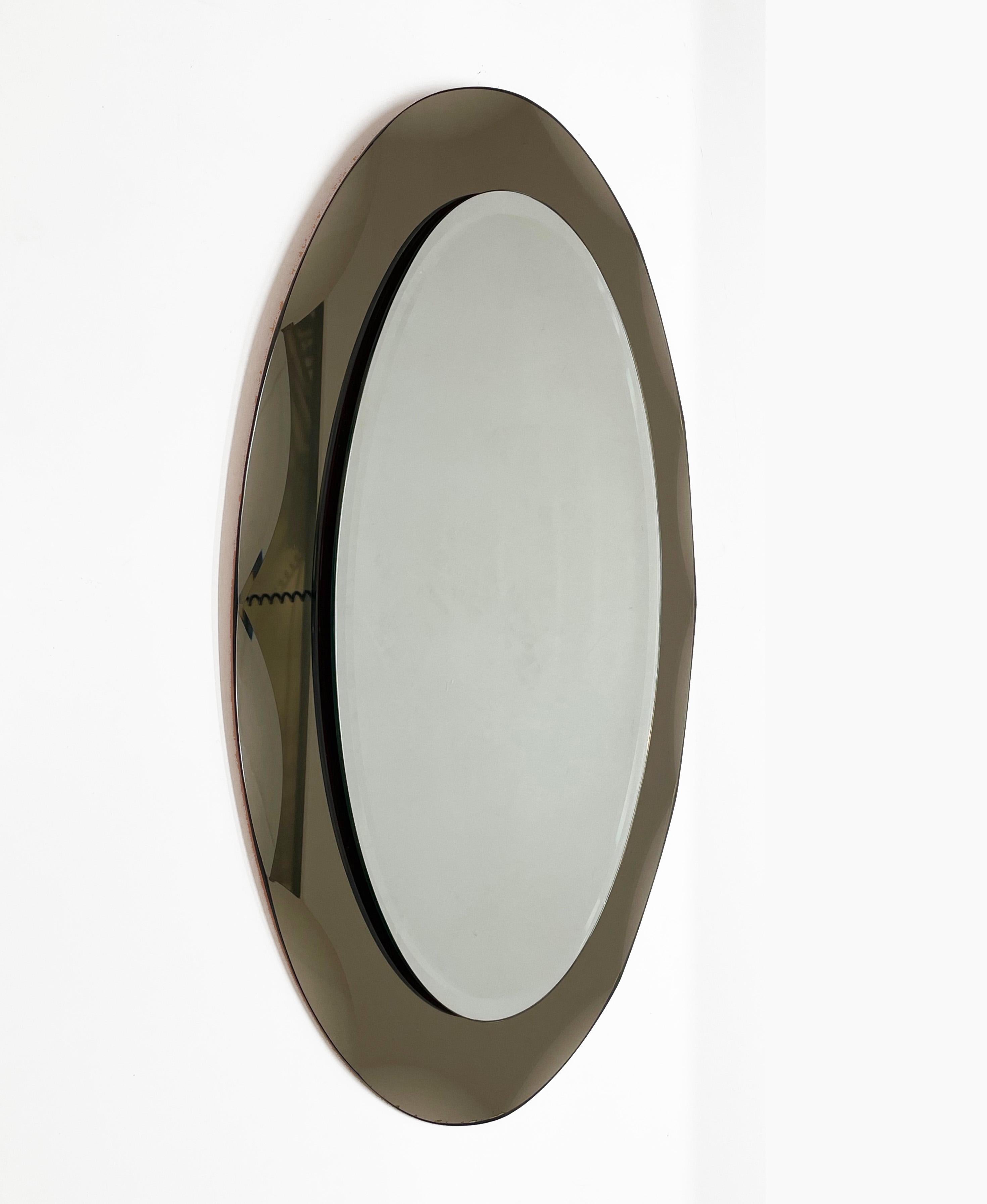 Schöner ovaler Spiegel aus der Mitte des Jahrhunderts mit bronziertem, graviertem Rahmen. Dieser Spiegel ist im Stil von Cristal Arte gehalten und wurde in den 1960er Jahren in Italien entworfen.

Dieses Stück ist ein Beispiel für eine