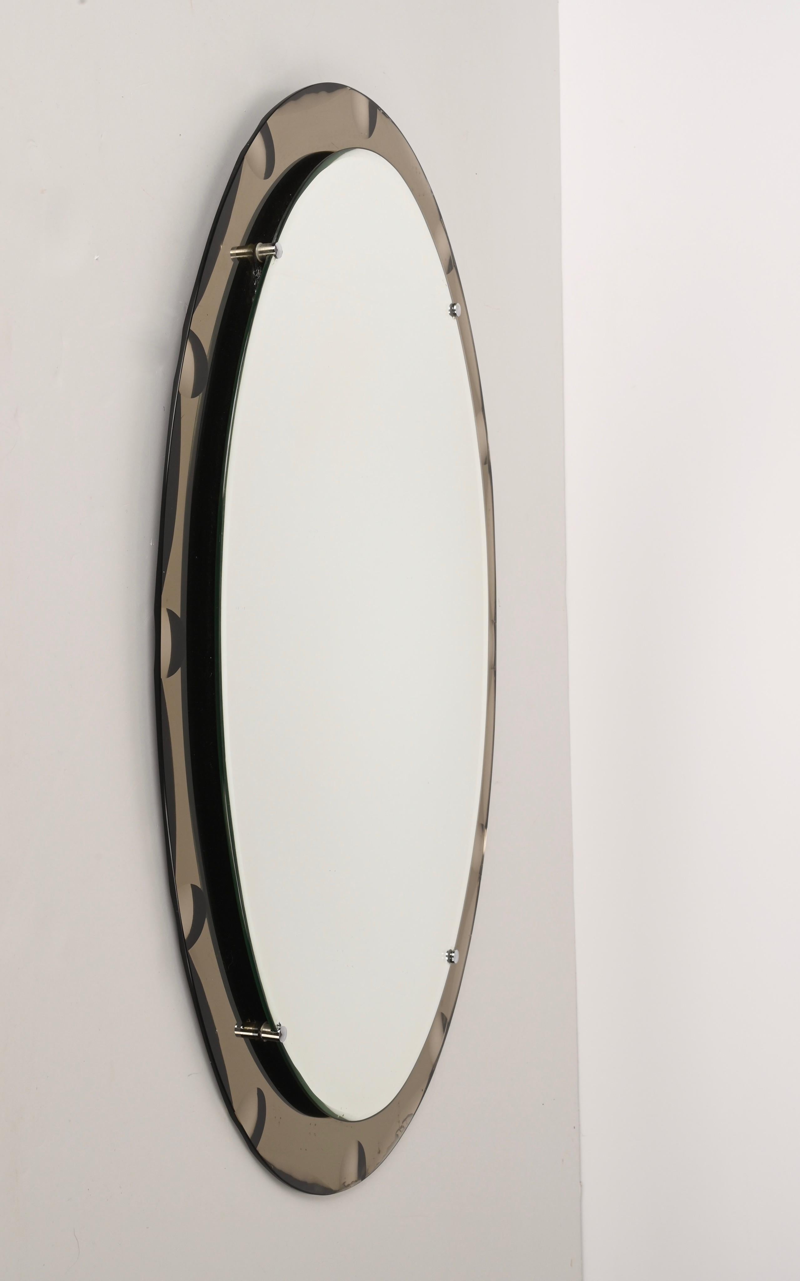 Ovaler Spiegel aus der Mitte des Jahrhunderts mit bronziertem Grabenrahmen. Dieser Spiegel wurde in den 1960er Jahren in Italien im Stil von Cristal Arte entworfen.

Dieses Stück ist ein Beispiel für ausgezeichnete italienische Handwerkskunst mit