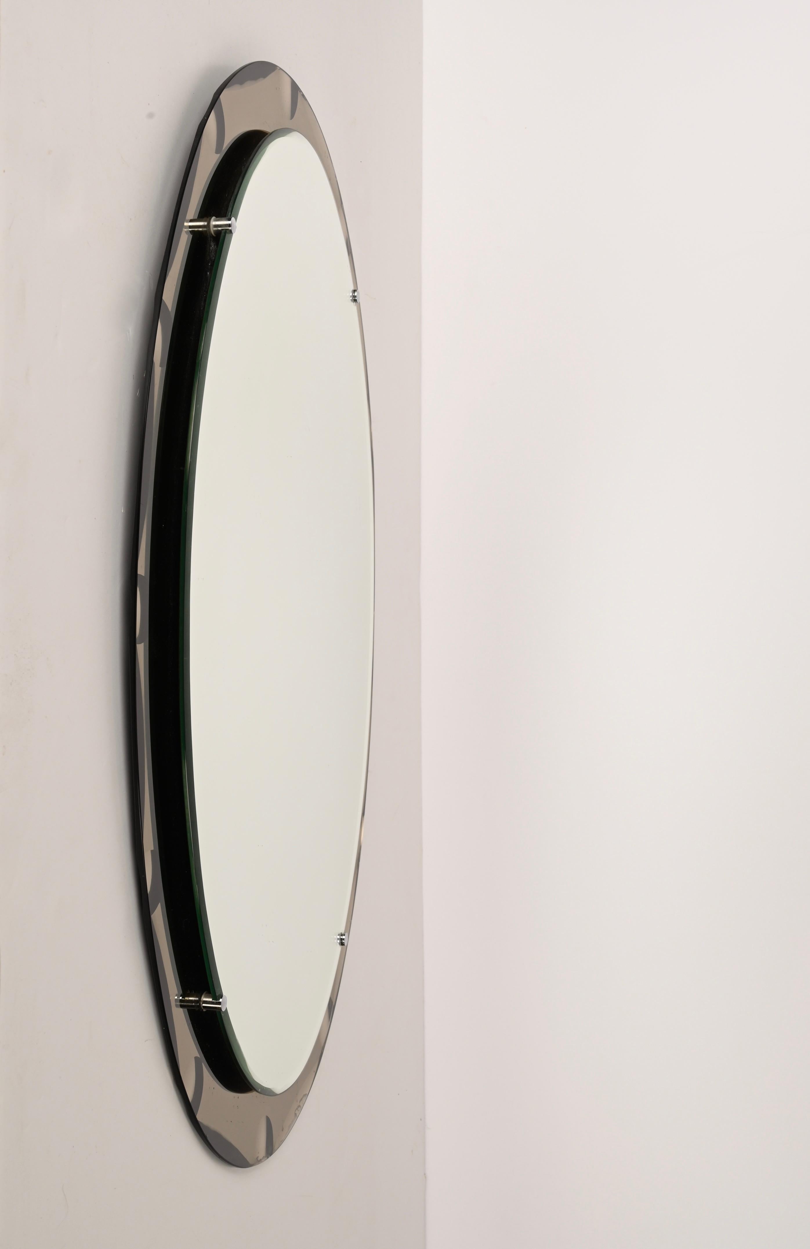 Italienischer ovaler Cristal Arte-Spiegel aus der Mitte des Jahrhunderts mit vergoldetem Bronzerahmen, 1960er Jahre im Angebot 3