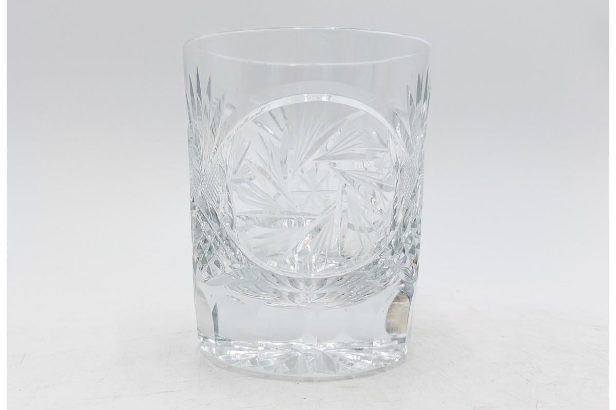 Kristall-Likör-Set Karaffe + 6 Gläser + 6 Schnapsgläser
Sehr guter Zustand.
Hergestellt in Polen in den 1960er Jahren.
Karaffe : H 33cm, D 10cm 
Glas : H 9,5cm, T 7,5cm
Schnapsglas : H 6,5cm, D 4,5cm.