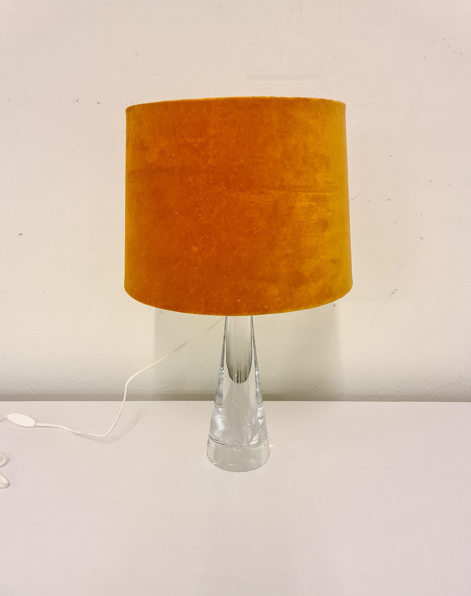 Beautiful crystal glass table lamps by Vicke Lindstrand, organic conical in shape and with swirls of bubbles captured inside. 

Good working condition

Measures: H 56 with shades 36 without. D 35 with shades.