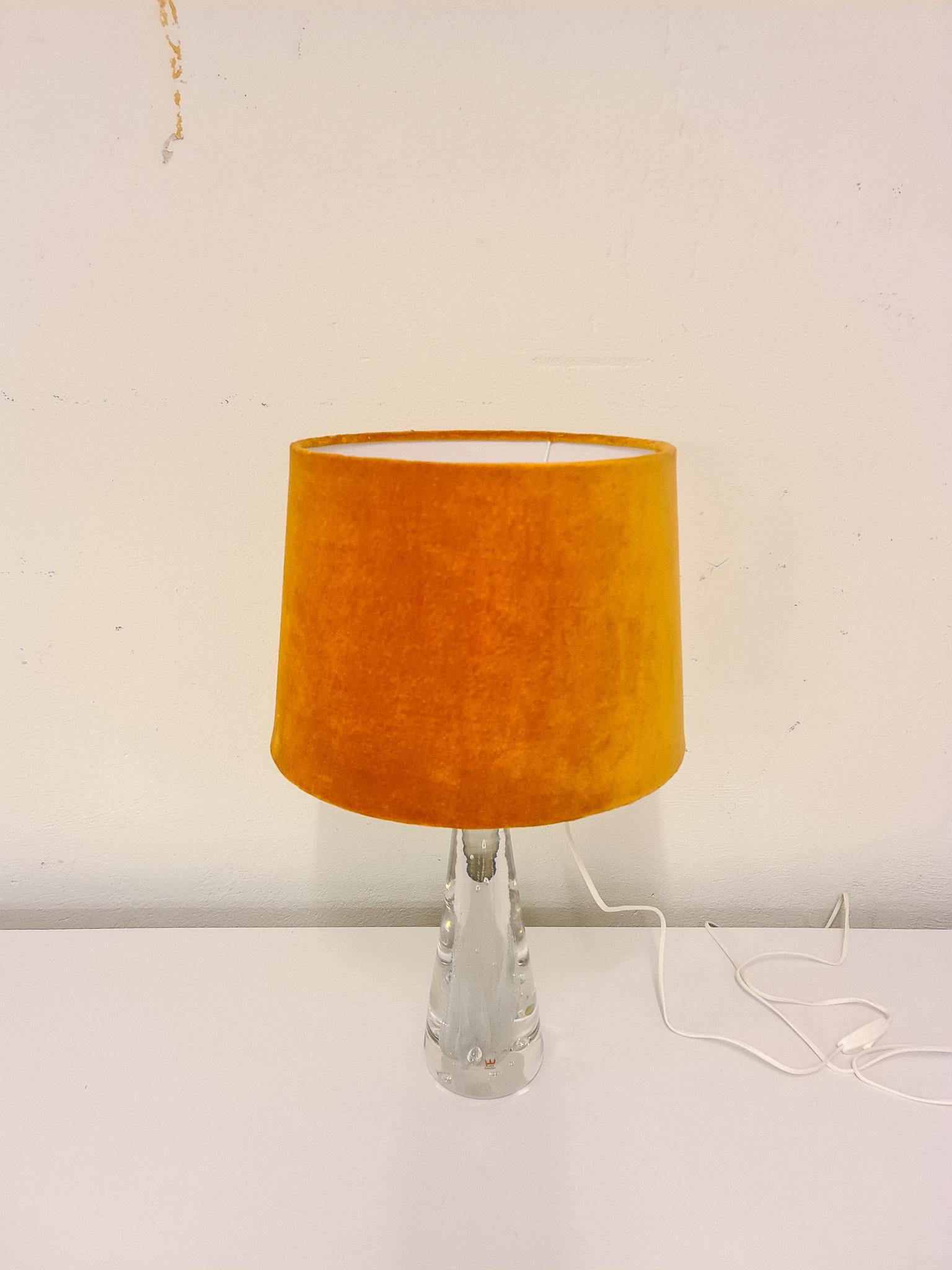 Mid-Century Modern Lampe de bureau en verre de cristal du milieu du siècle dernier par Vicke Lindstrand Kosta, Suède en vente