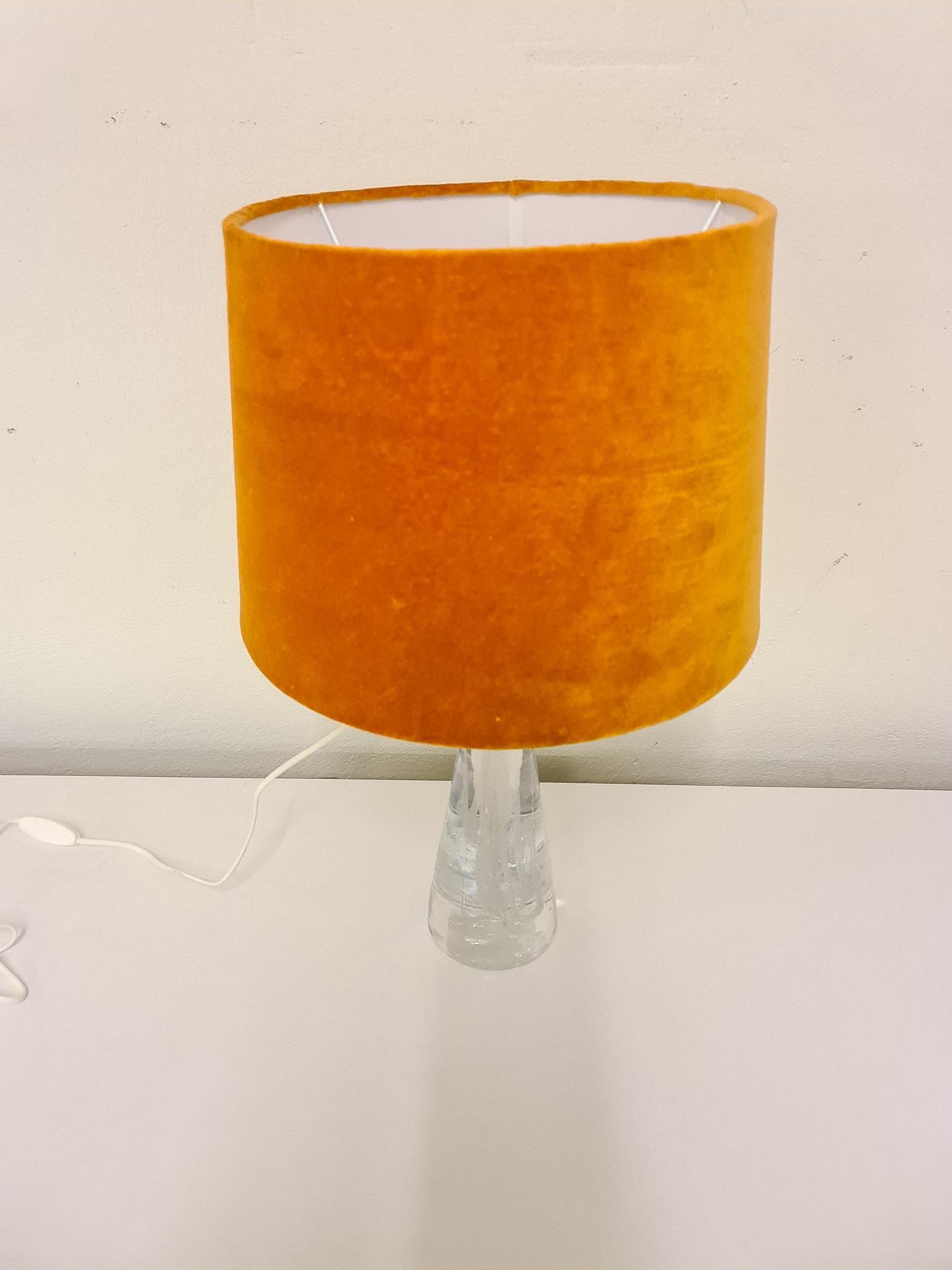 Mid-Century Modern Lampe de bureau en verre de cristal du milieu du siècle dernier par Vicke Lindstrand Kosta, Suède en vente