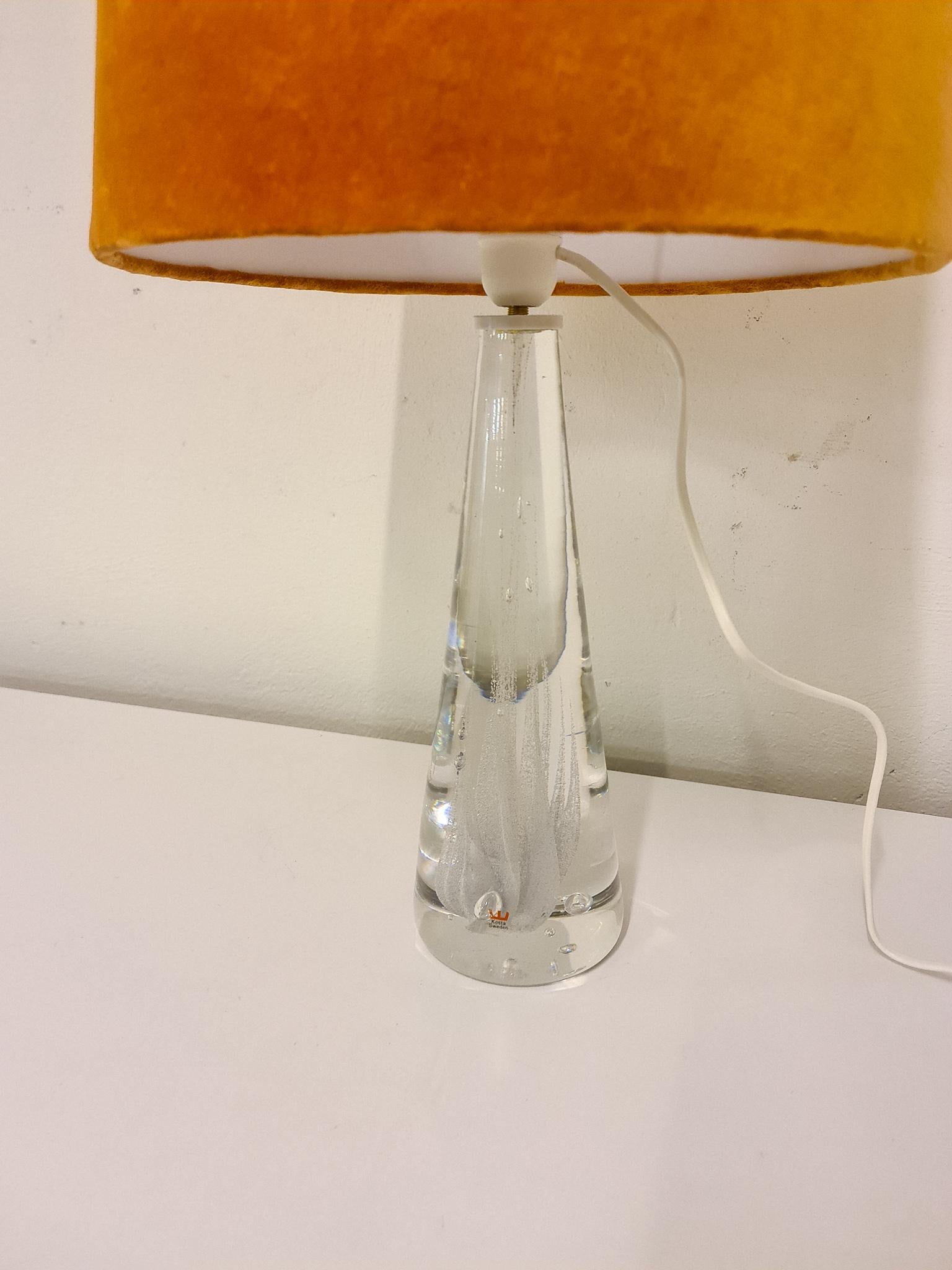 Suédois Lampe de bureau en verre de cristal du milieu du siècle dernier par Vicke Lindstrand Kosta, Suède en vente