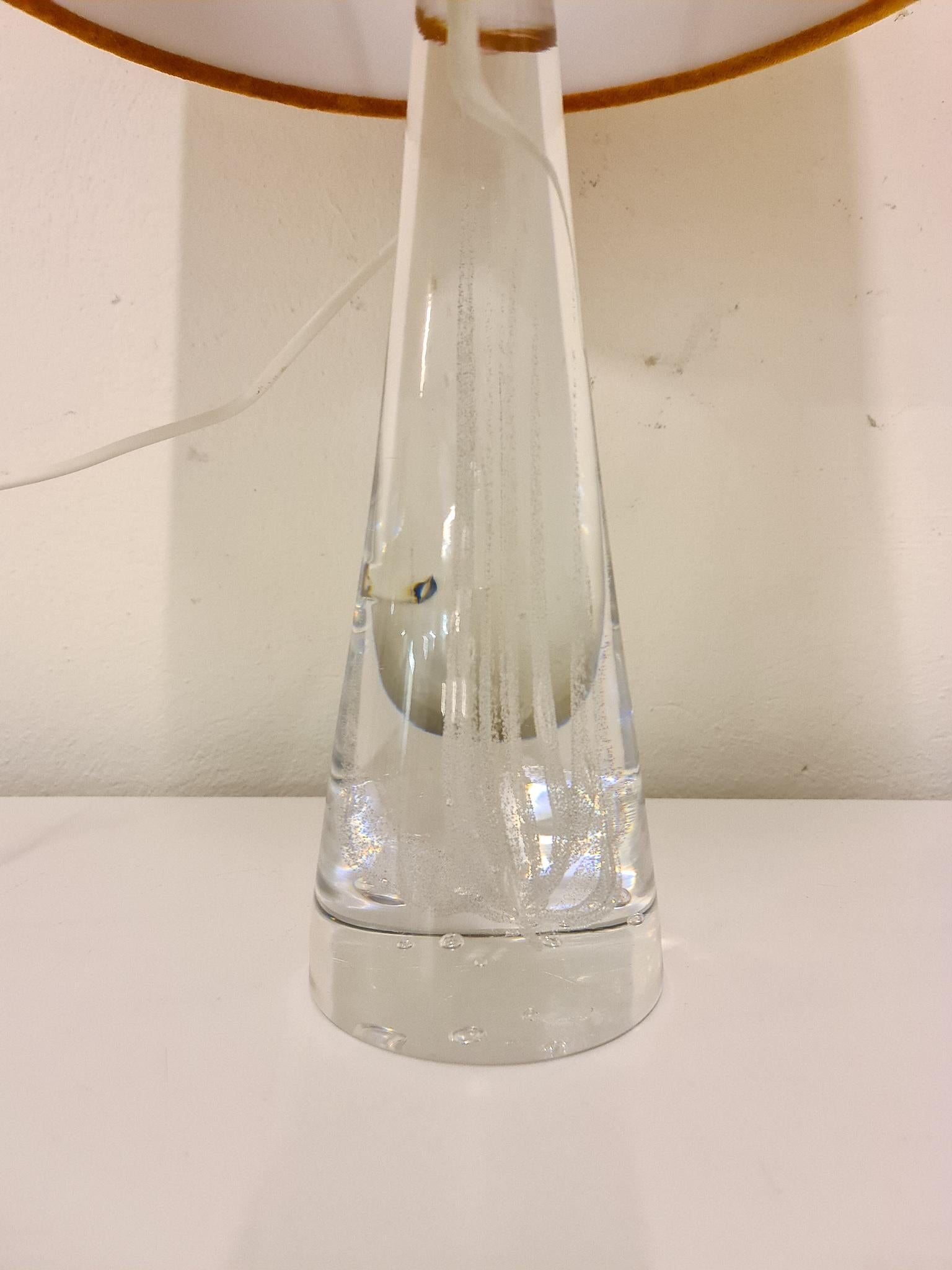 Lámpara de sobremesa de cristal de mediados de siglo by Vicke Lindstrand Kosta, Suecia Sueco en venta