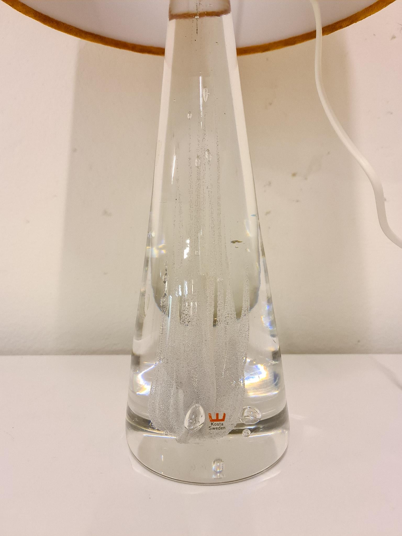 Midcentury Crystal Glass Table Lamp by Vicke Lindstrand Kosta, Sweden In Good Condition For Sale In Hillringsberg, SE